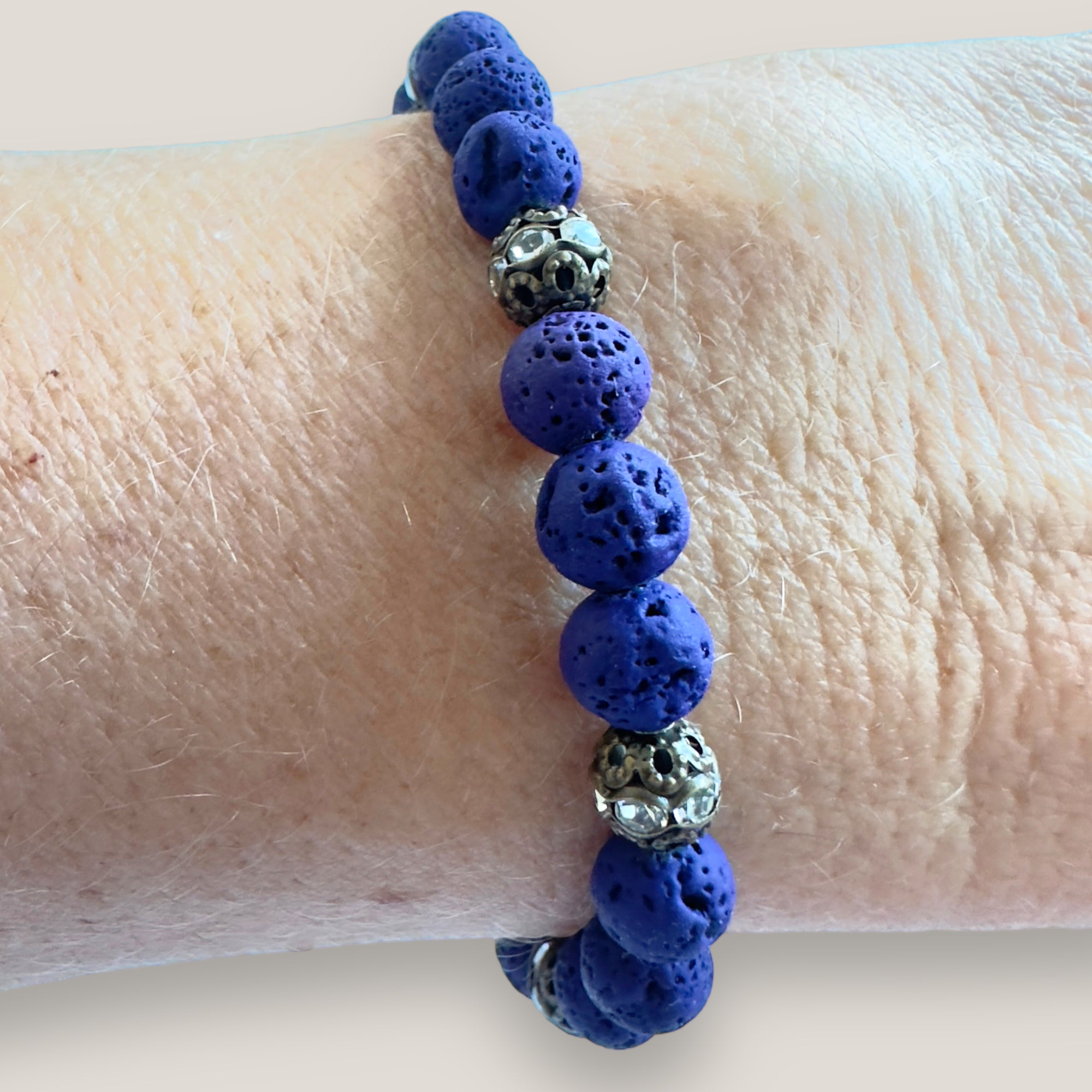 Pulsera Dafne con lava azul profundo y filigrana bronce con cristalitos