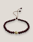 Pulsera con tortuguita dorada y lava granate