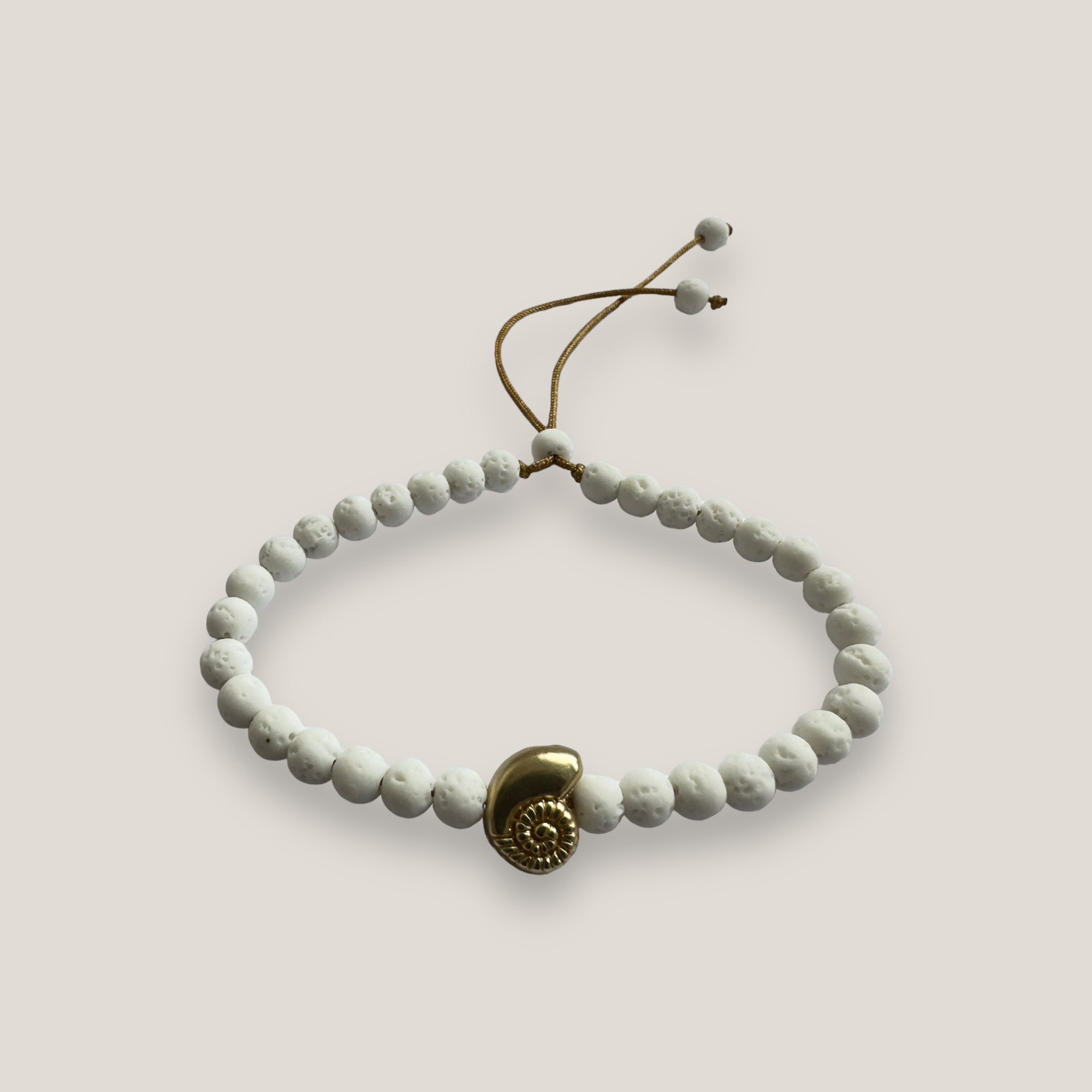 Armband mit goldener Muschel und weißem Korallenschwamm