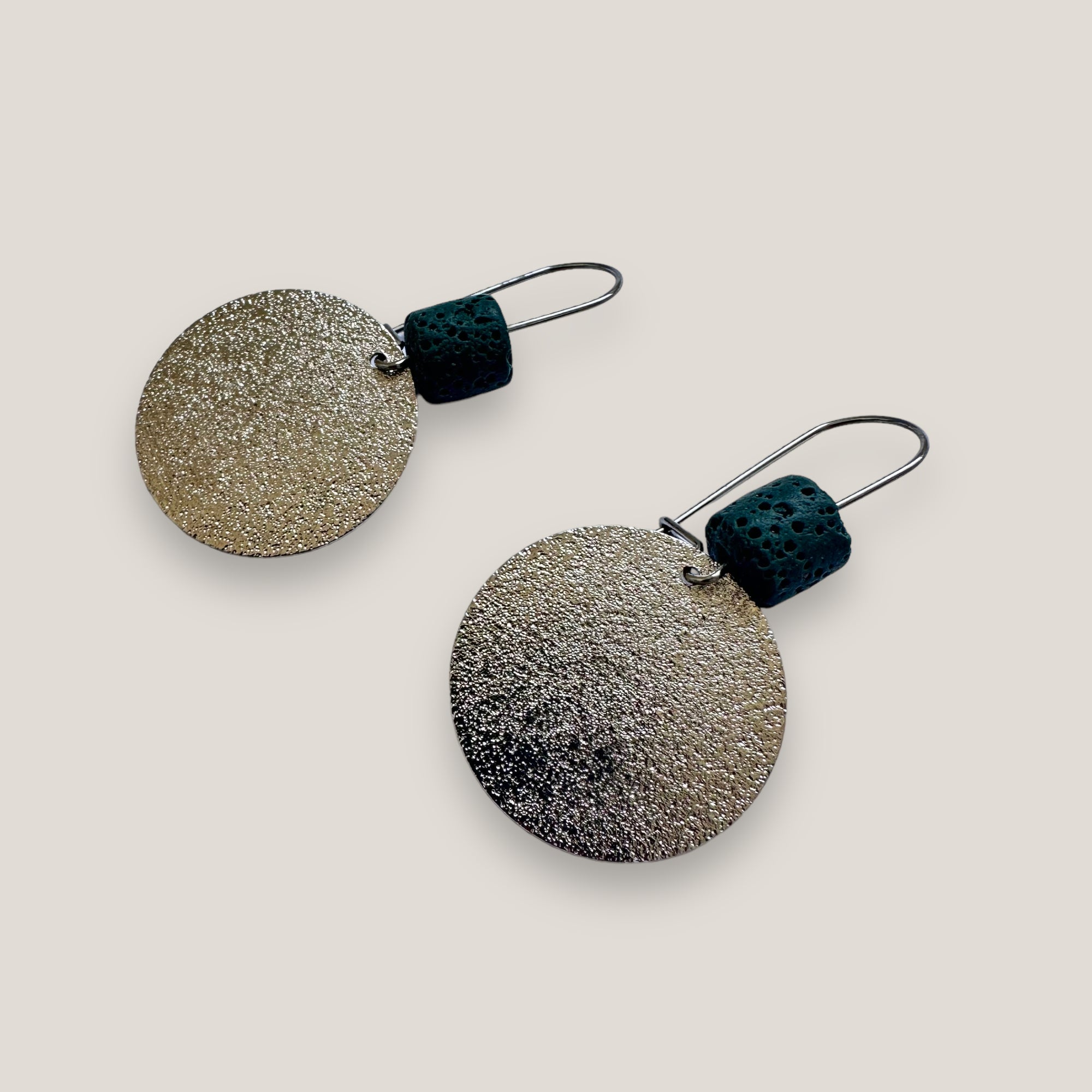 Fuerte Beads Stahlhakenohrringe mit trockenem grünen Schwammkorallenfass und mattierter Medaille