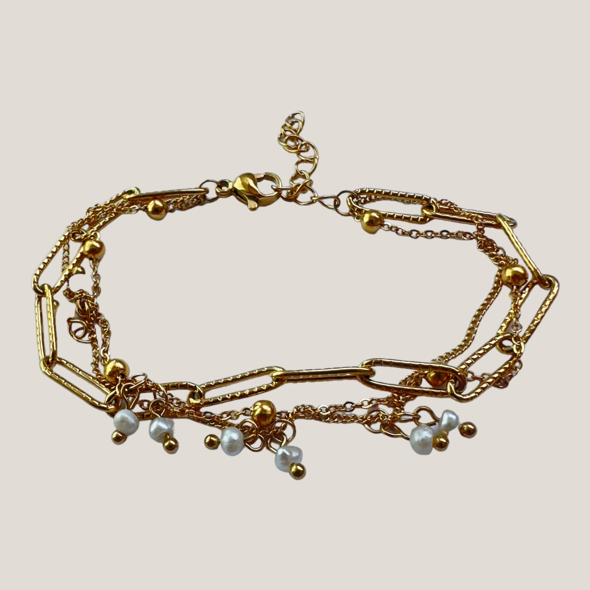 Anaïs goldenes Stahlarmband mit Dreifachkette und Perlen