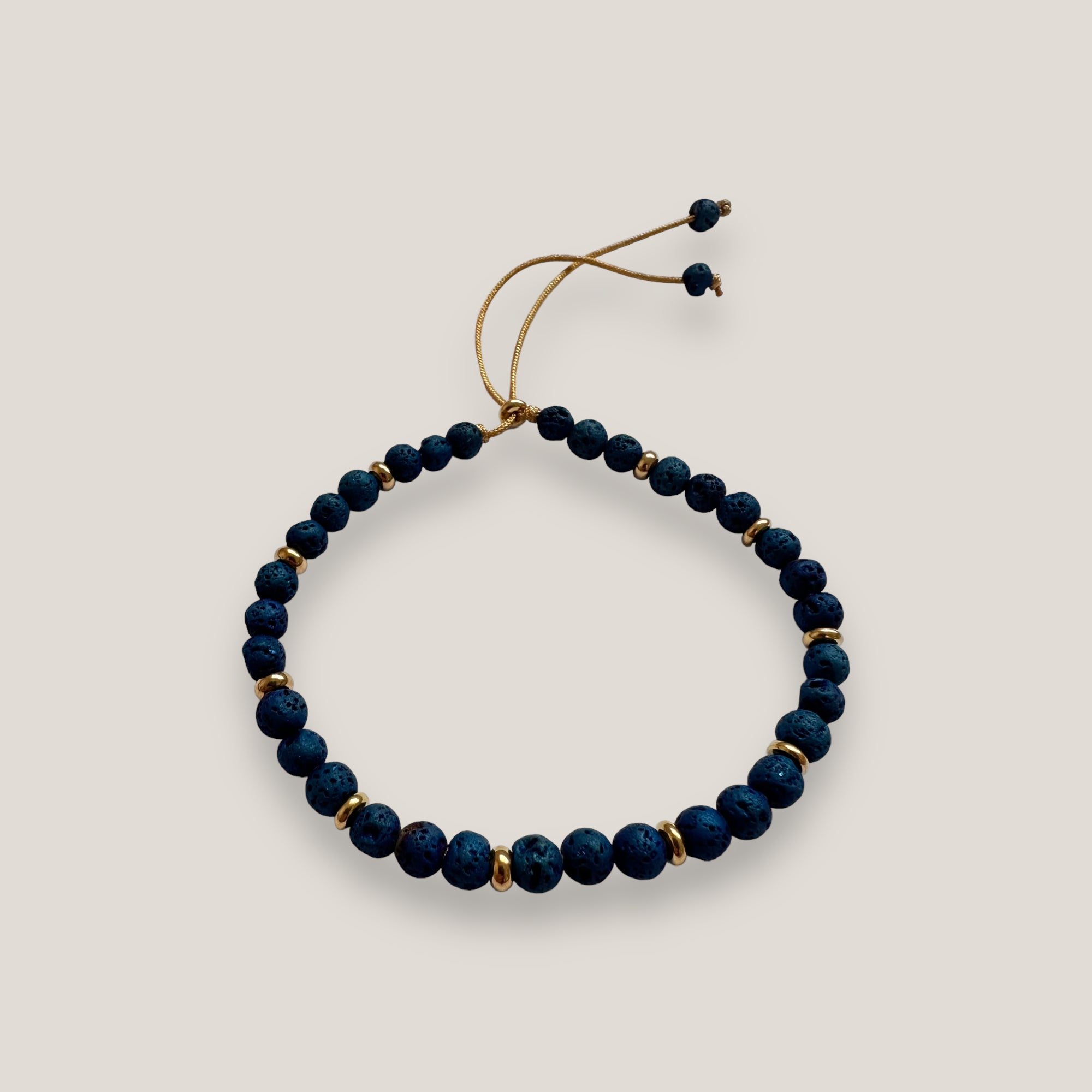 Armband mit goldenen Stahlringperlen und Indigo-Lava