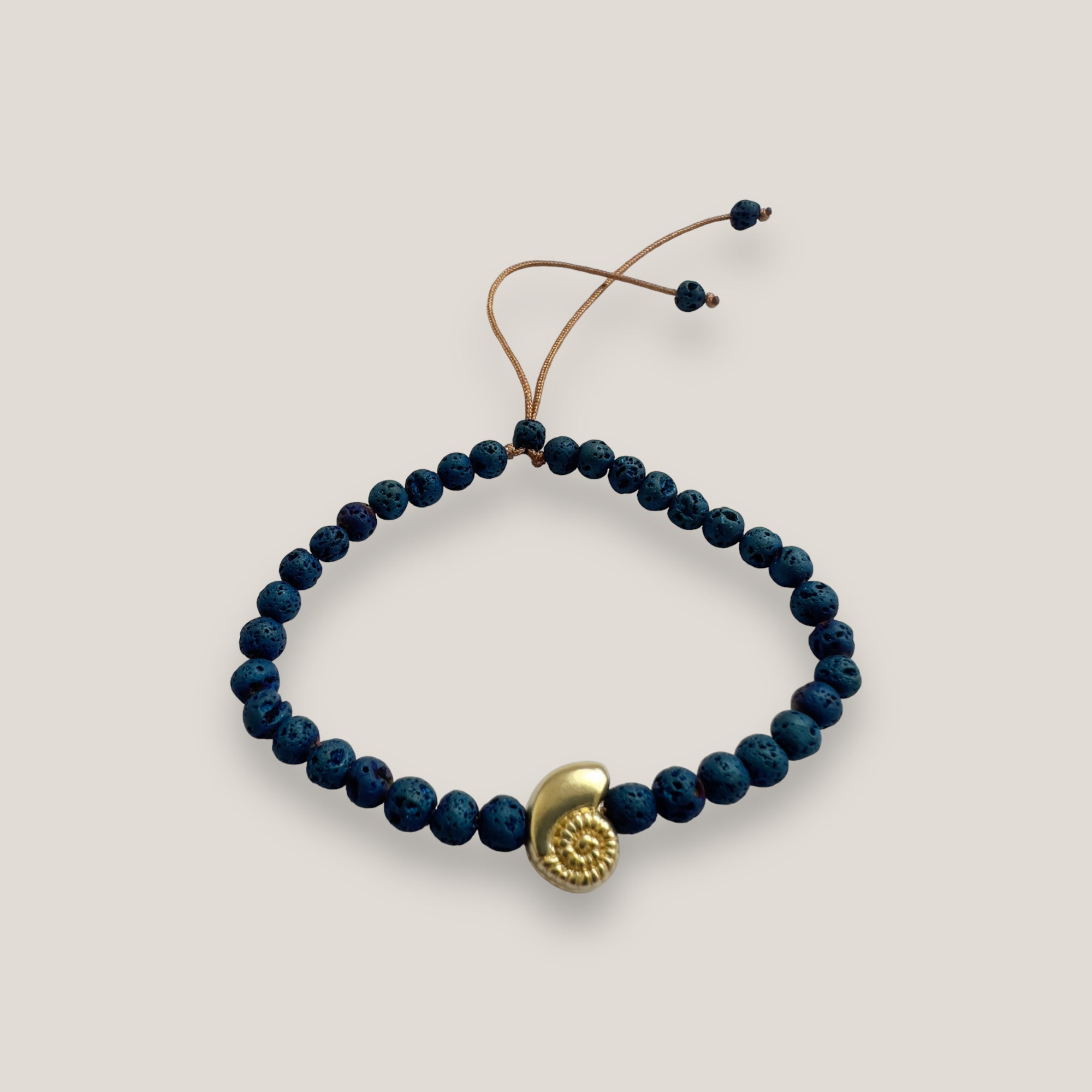 Armband mit goldener Muschel und indigoblauer Lava