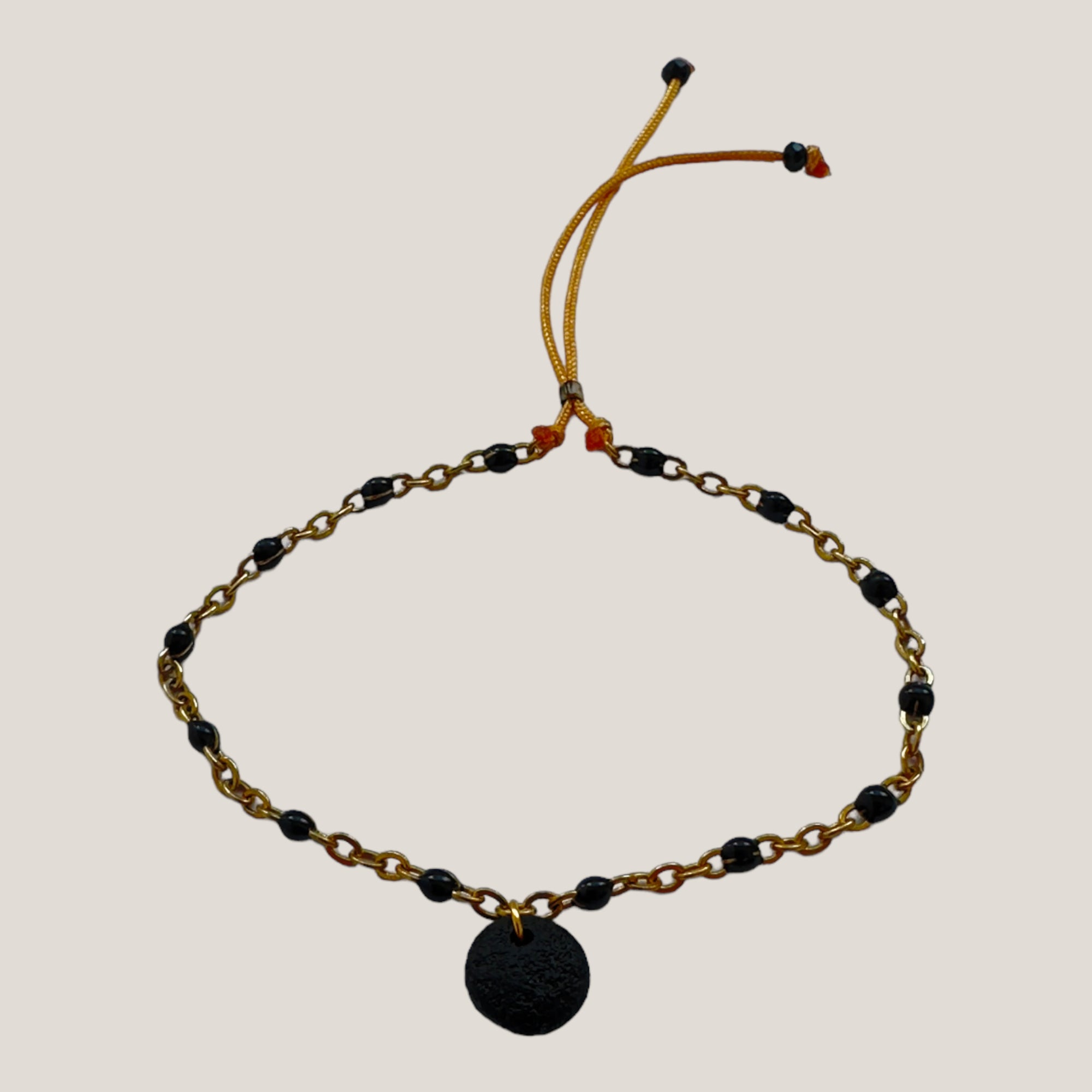Kettenarmband und schwarze Lava-Medaille und schwarze Emaille-Kugeln