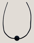 Collar minimal con bola de lava negra