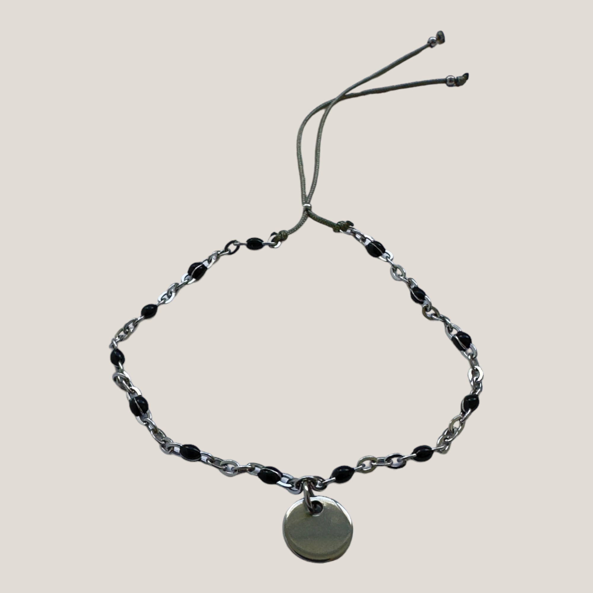 Kettenarmband und Stahlmedaille mit schwarz emaillierten Kugeln