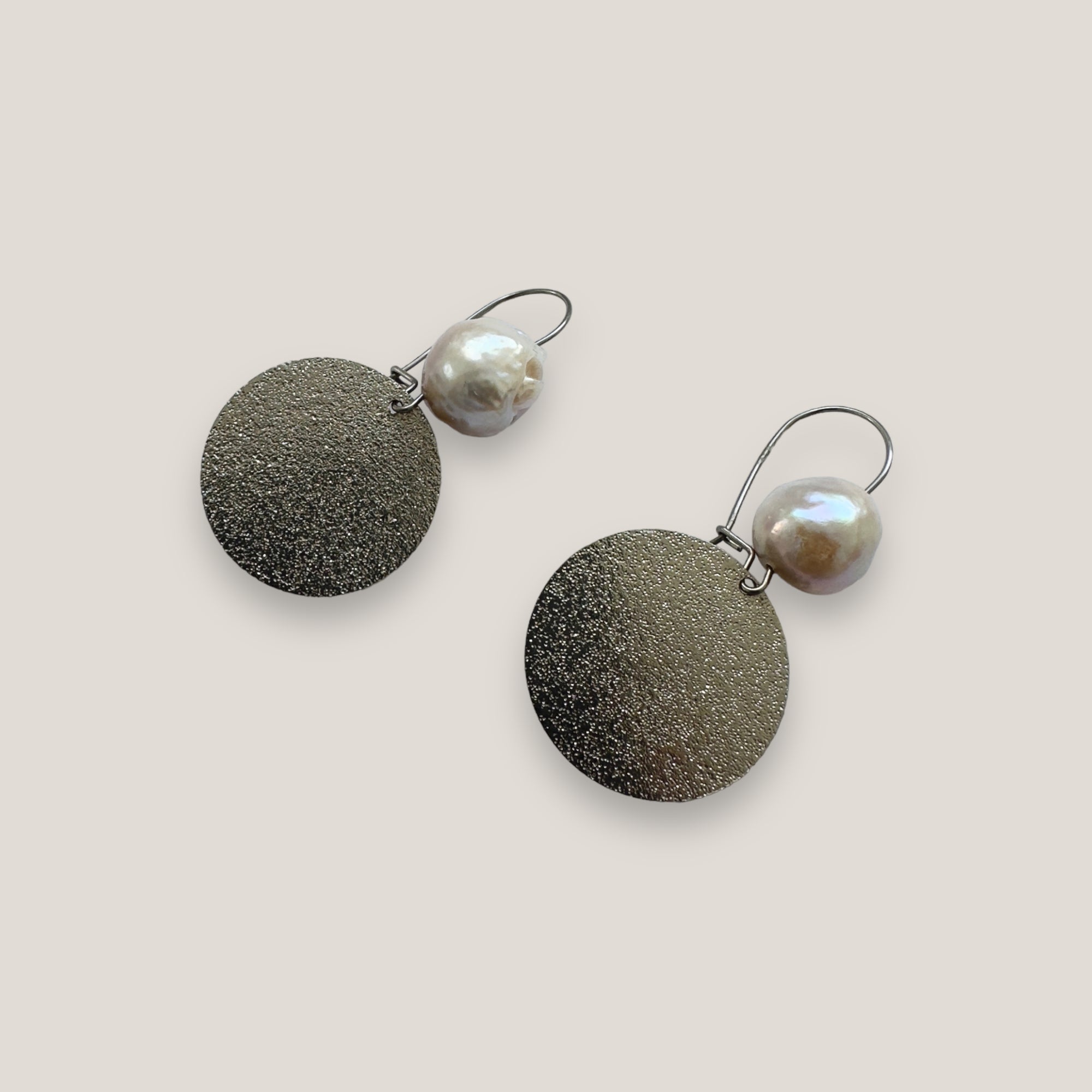 Fuerte-Perlenohrringe mit Stahlhaken und gehämmerter Silbermedaille mit Naturperle