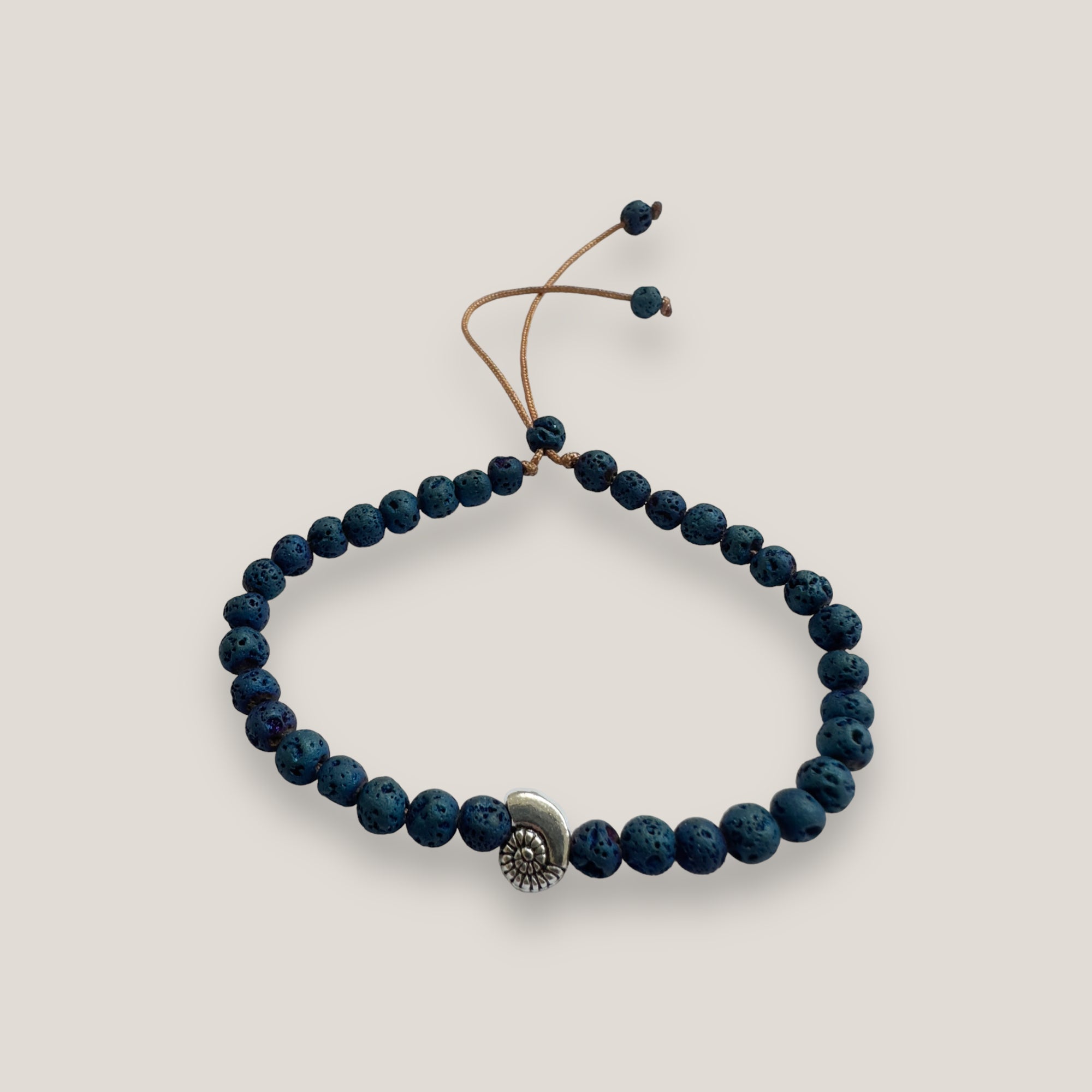 Armband mit silberner Muschel und indigoblauer Lava