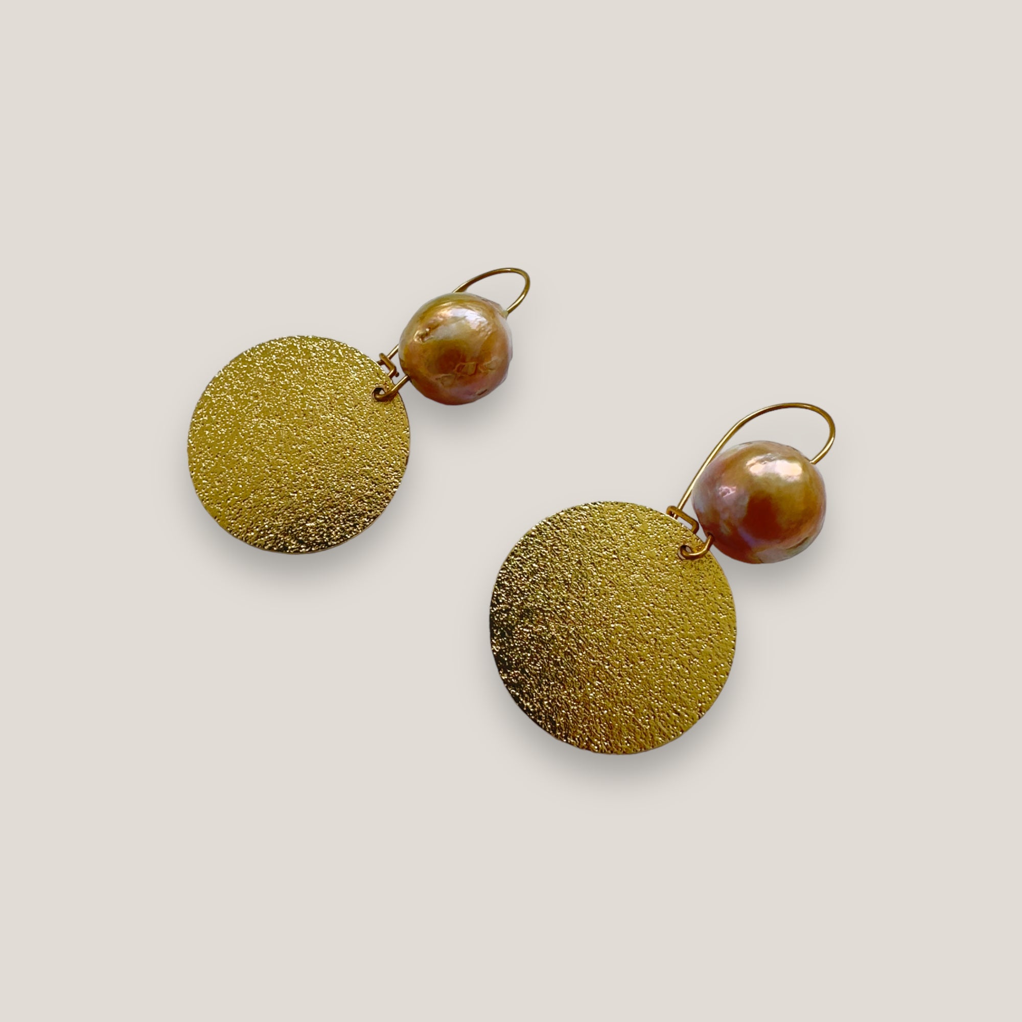 Fuerte Pearl-Ohrringe mit goldenem Stahlhaken und gehämmerter Goldmedaille mit Naturperle