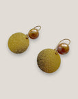 Fuerte Pearl-Ohrringe mit goldenem Stahlhaken und gehämmerter Goldmedaille mit Naturperle