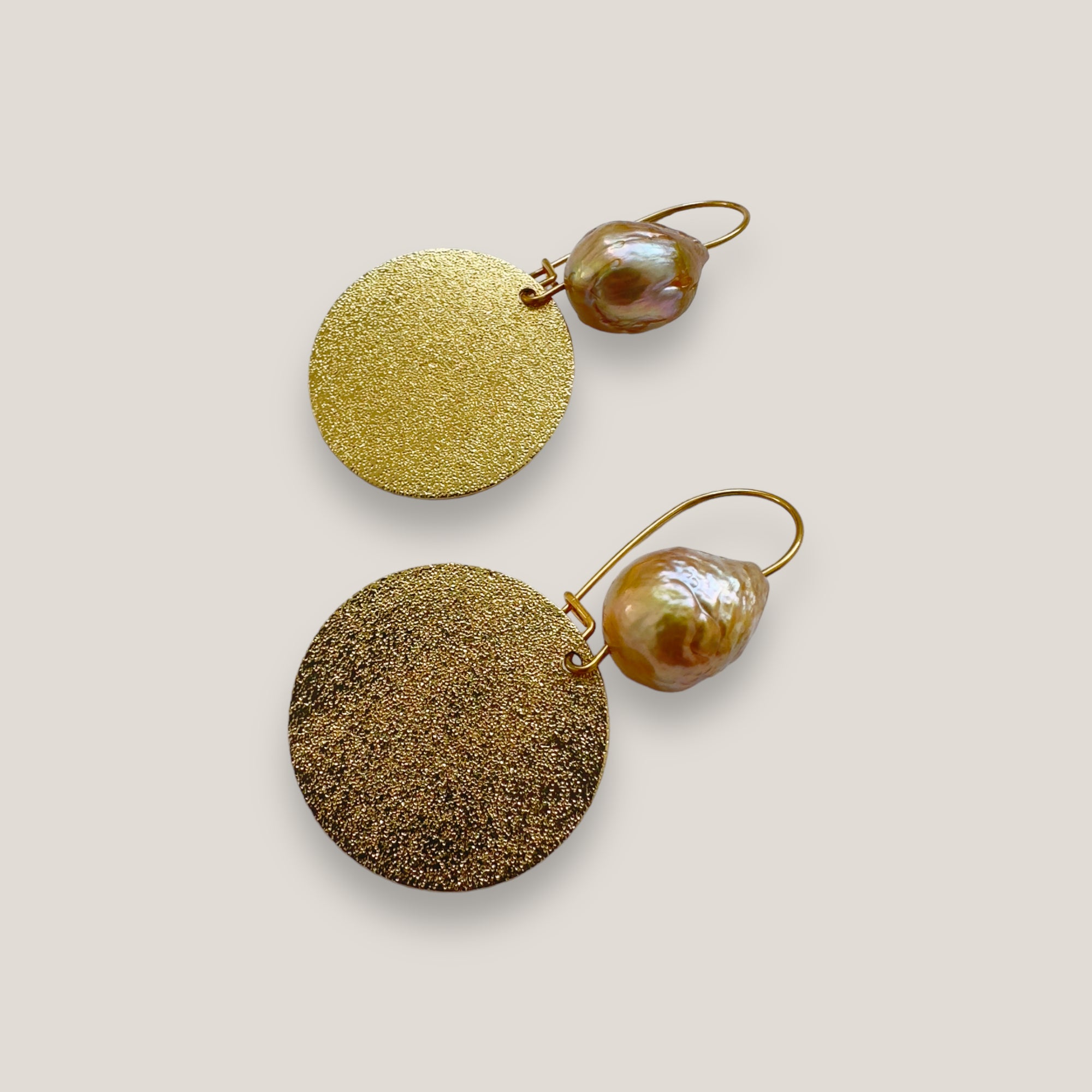 Fuerte Pearl-Ohrringe mit goldenem Stahlhaken und gehämmerter Goldmedaille mit Naturperle
