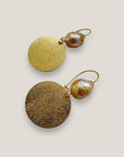 Fuerte Pearl-Ohrringe mit goldenem Stahlhaken und gehämmerter Goldmedaille mit Naturperle