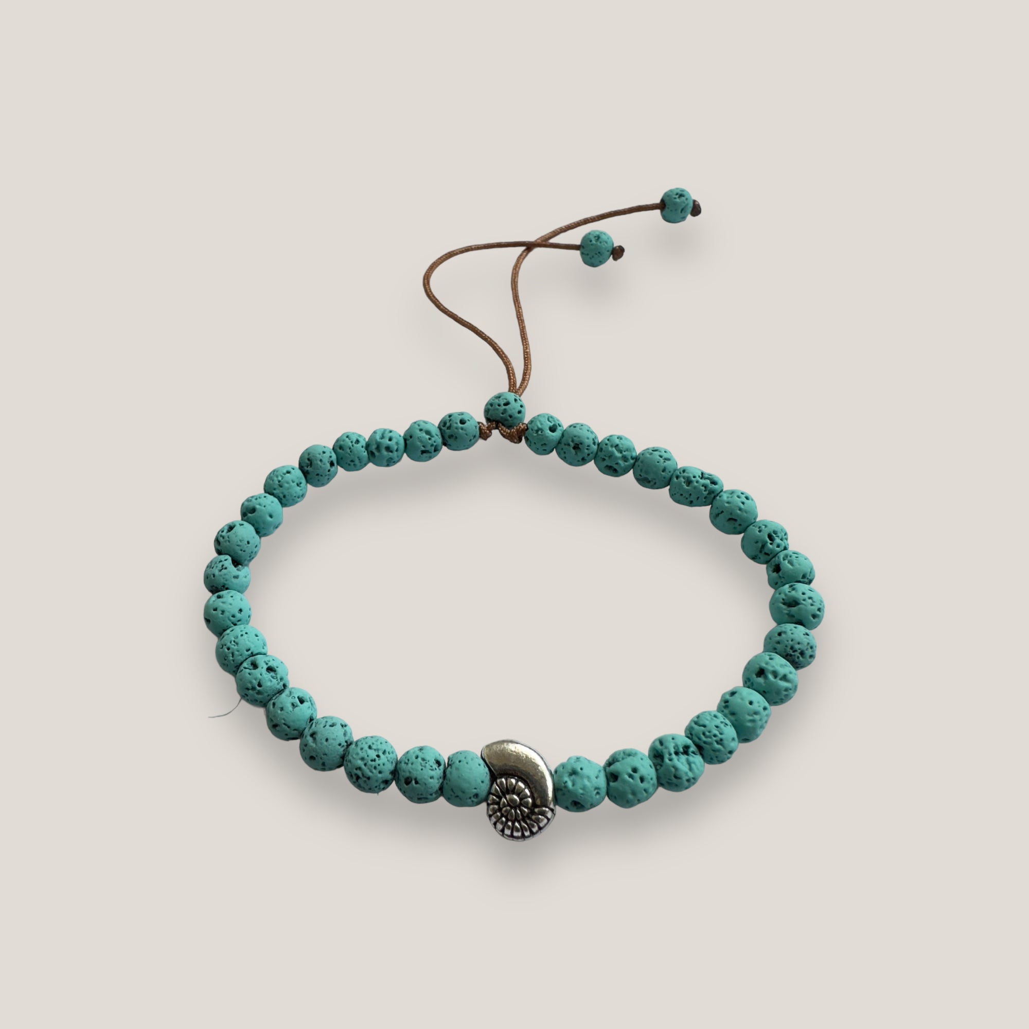 Armband mit silberner Muschel und türkisfarbener Lava