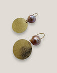 Fuerte Pearl-Ohrringe mit goldenem Stahlhaken und gehämmerter Goldmedaille mit Naturperle