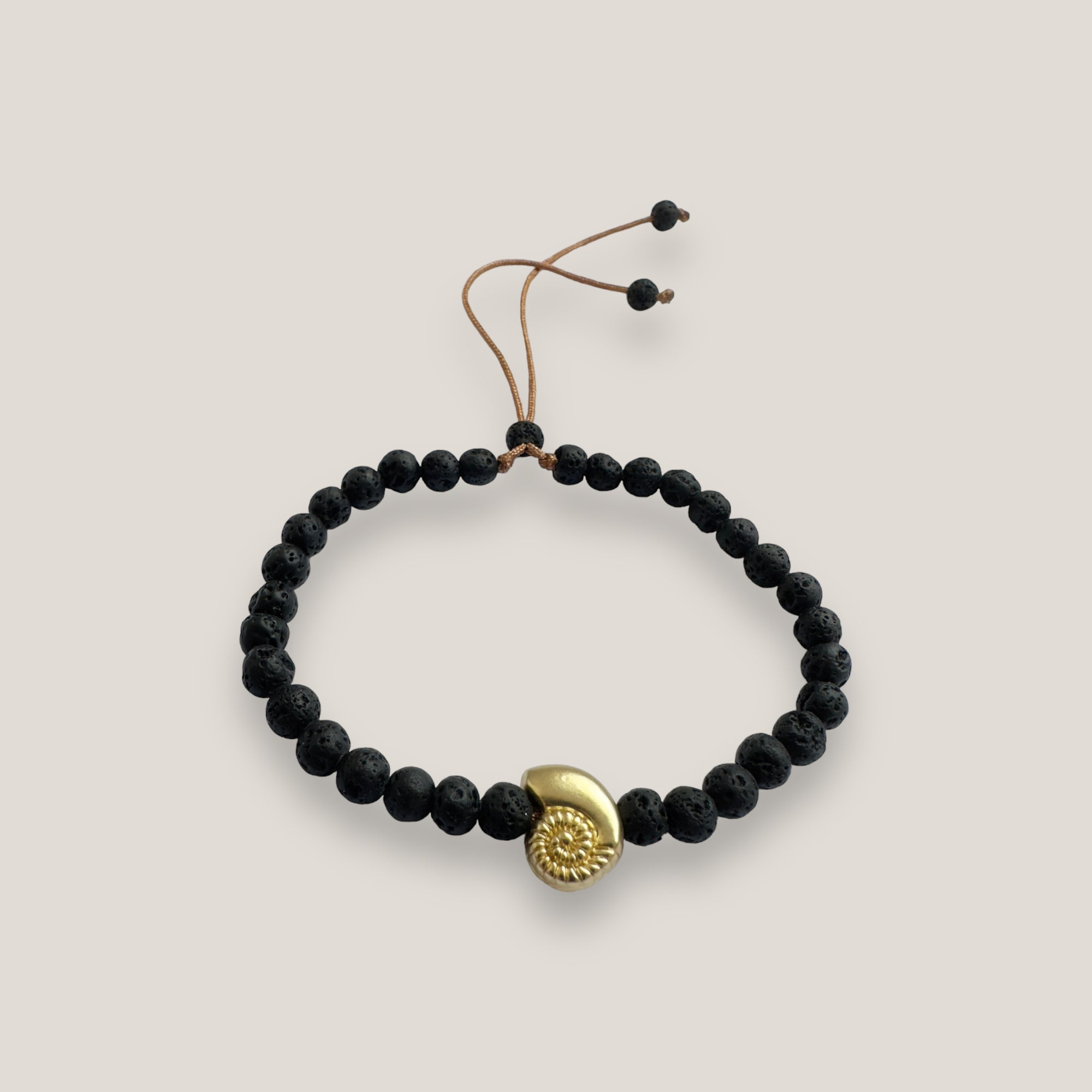 Armband mit goldener Muschel und schwarzer Lava