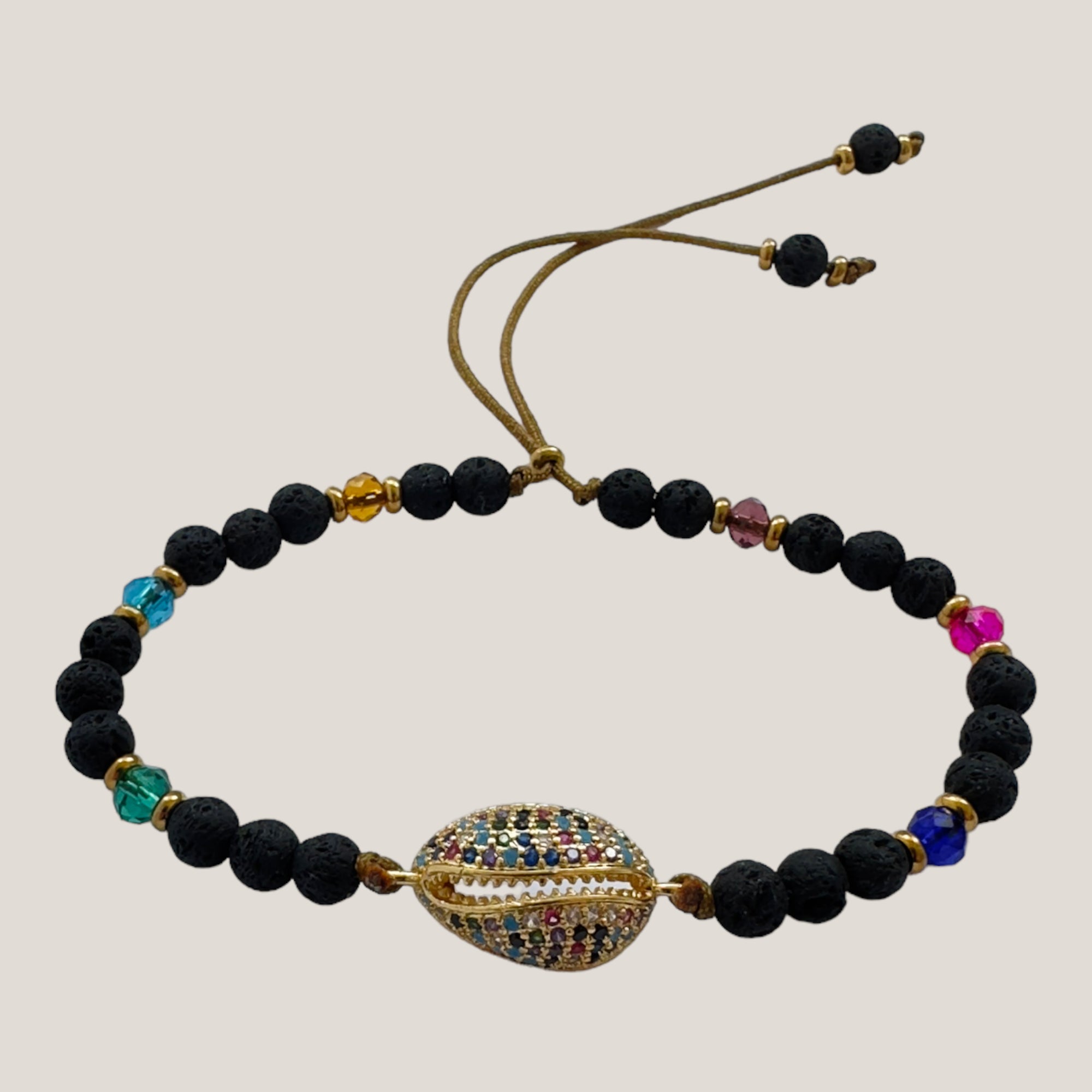 Armband mit goldener Kauri mit farbigen Brillanten, schwarzer Lava, facettierten Kristallen, Stahlperlen