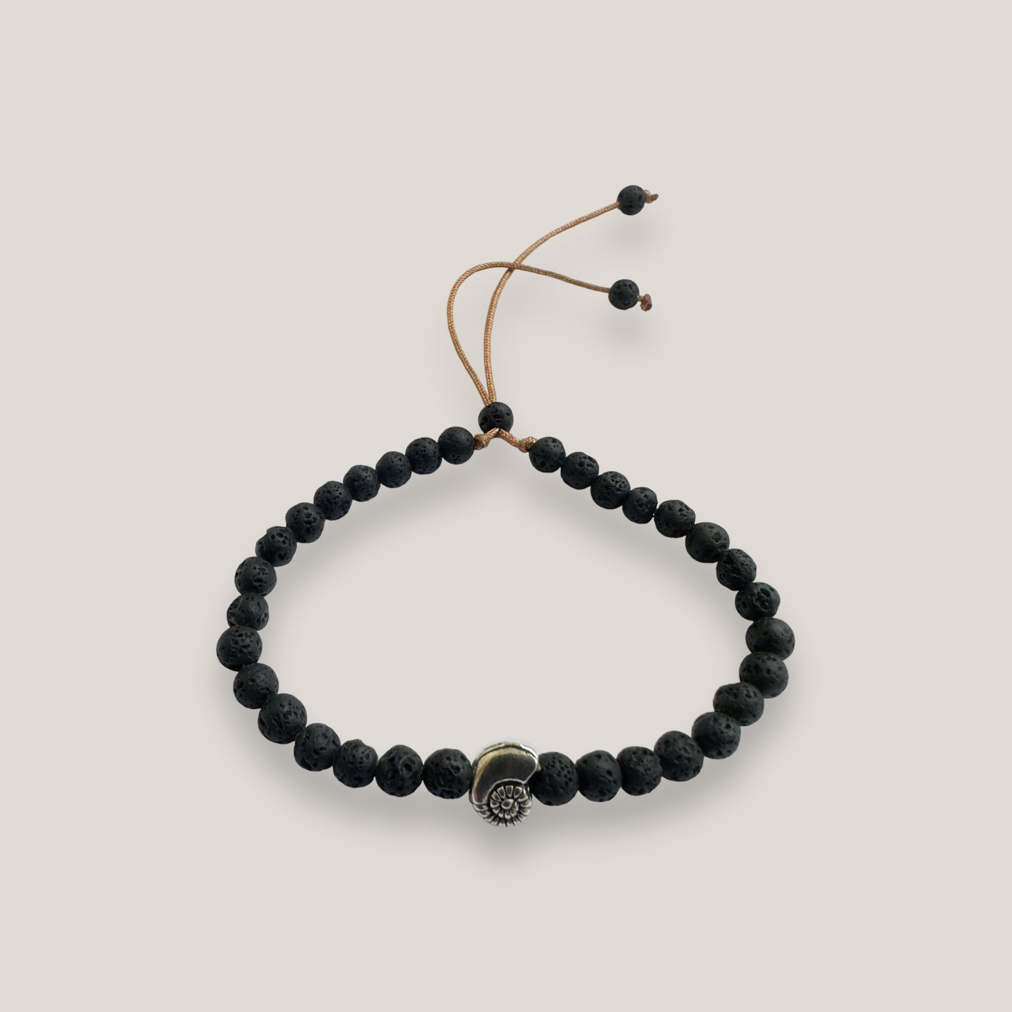 Armband mit silberner Muschel und schwarzer Lava