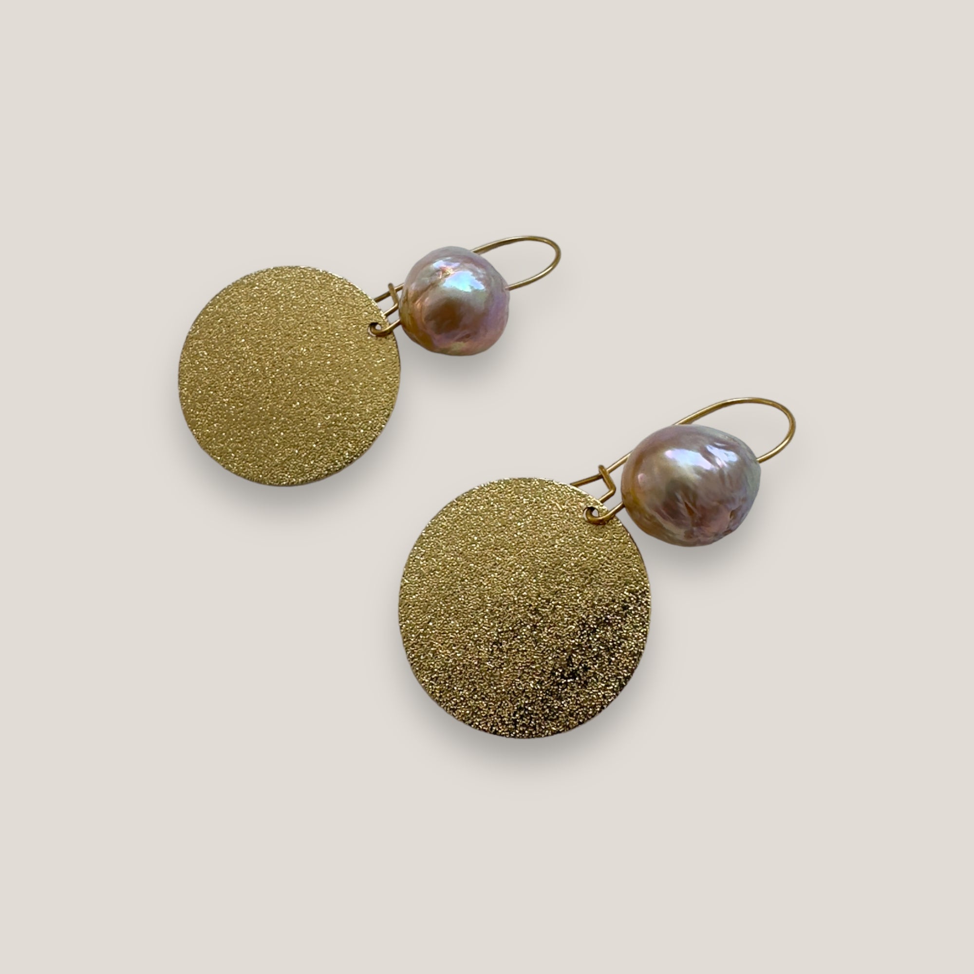 Fuerte Pearl-Ohrringe mit goldenem Stahlhaken und gehämmerter Goldmedaille mit Naturperle