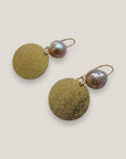 Fuerte Pearl-Ohrringe mit goldenem Stahlhaken und gehämmerter Goldmedaille mit Naturperle