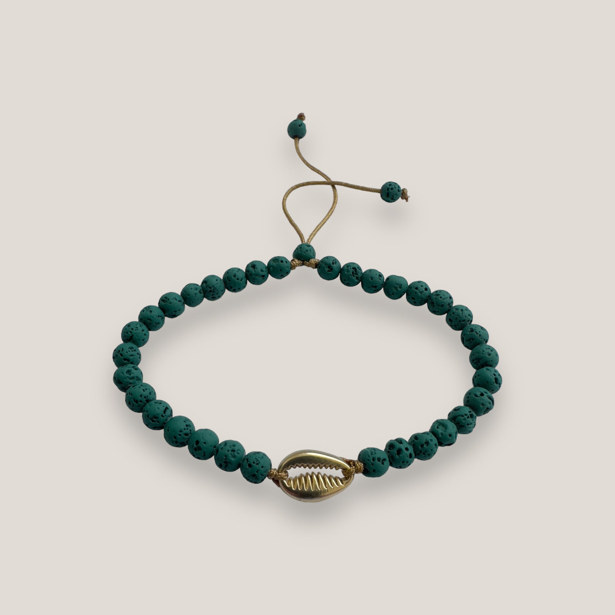 Armband mit goldener Kauri und dunkelgrüner Lava
