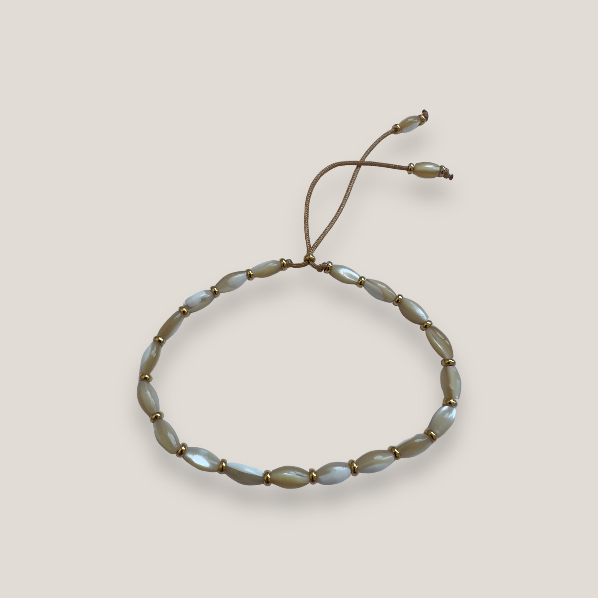 Armband 6x4mm beige Perlmuttfässer und goldene Stahlperlen