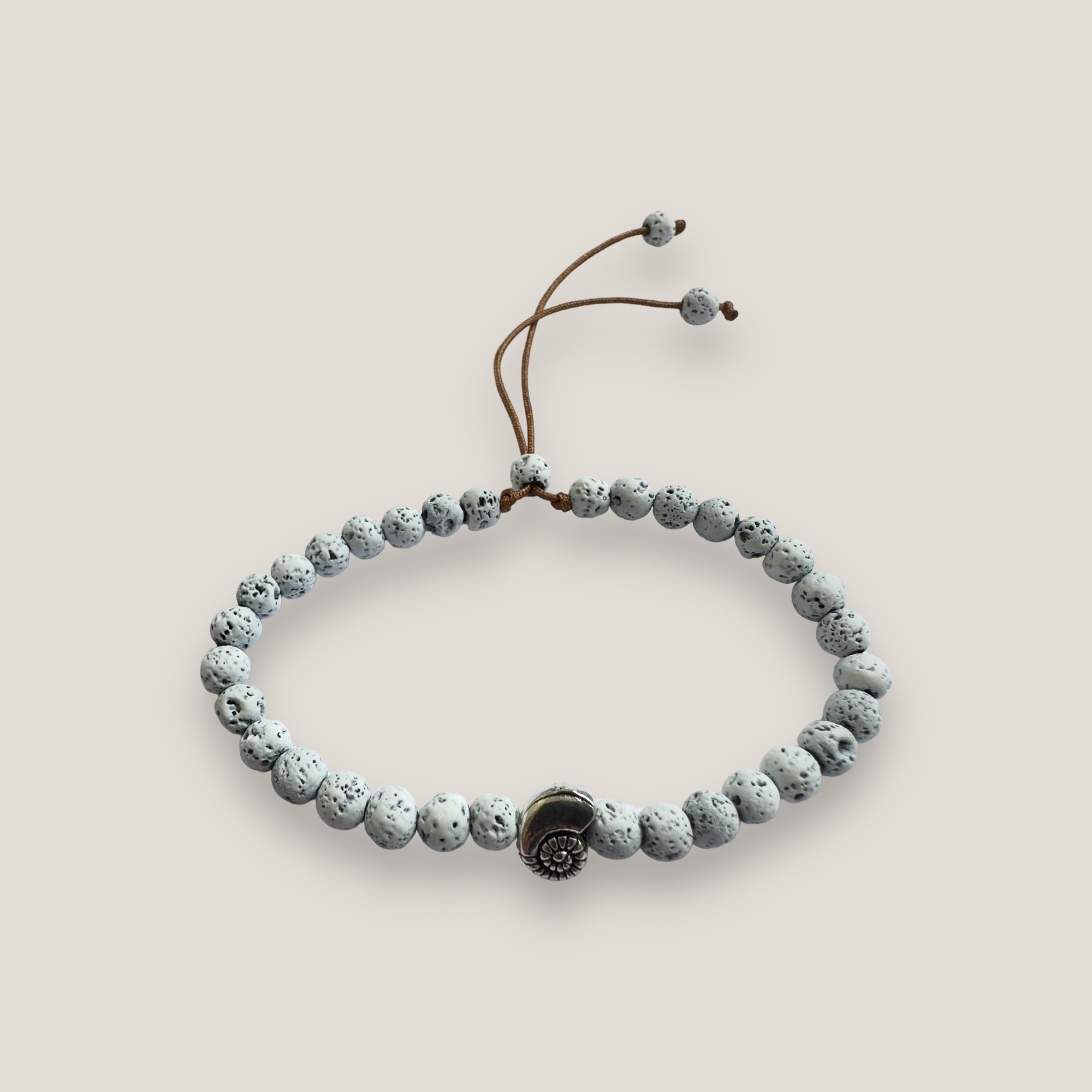 Armband mit silberner Muschel und weißer Lava