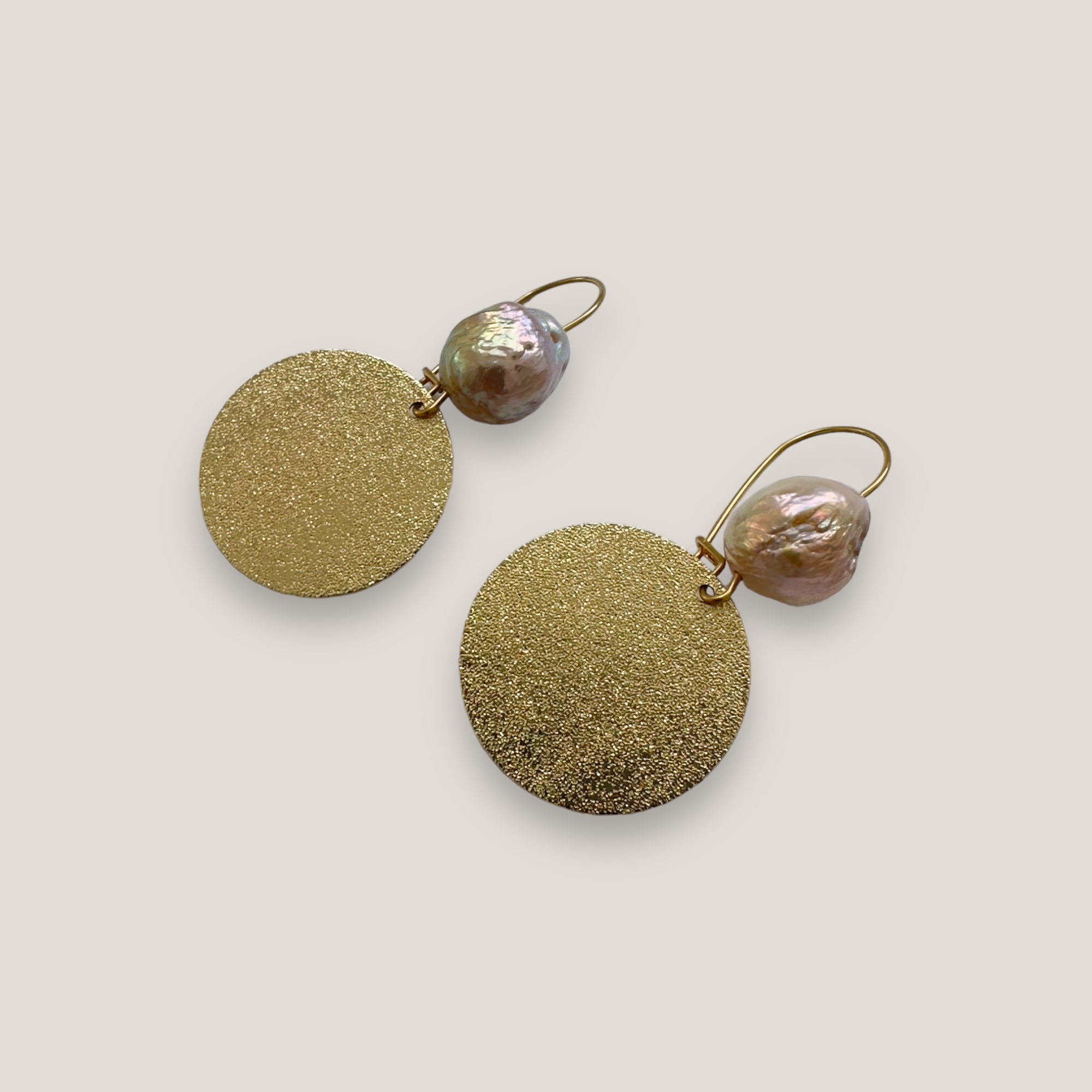 Fuerte Pearl-Ohrringe mit goldenem Stahlhaken und gehämmerter Goldmedaille mit Naturperle