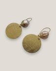 Fuerte Pearl-Ohrringe mit goldenem Stahlhaken und gehämmerter Goldmedaille mit Naturperle