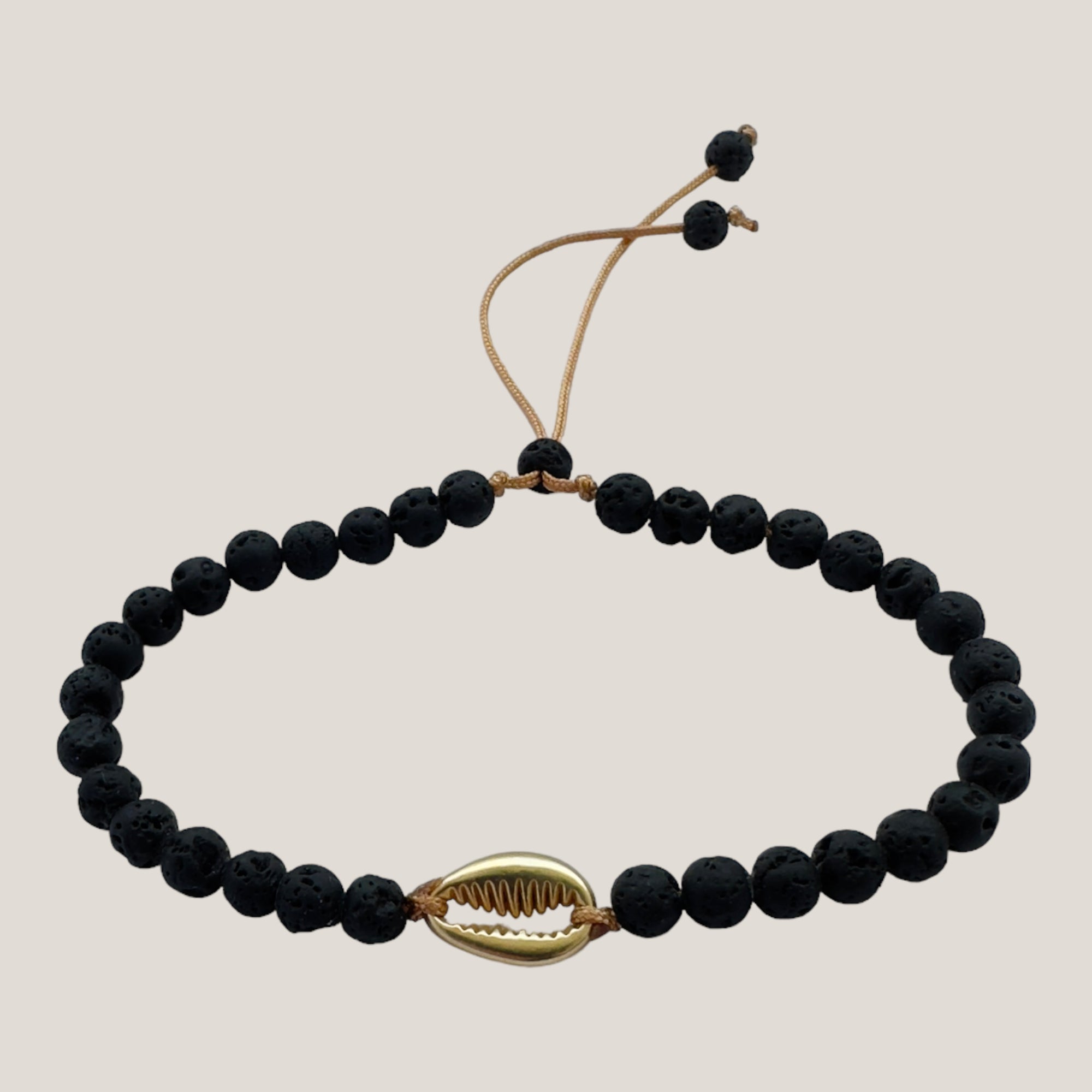 Armband mit goldener Kauri und schwarzer Lava