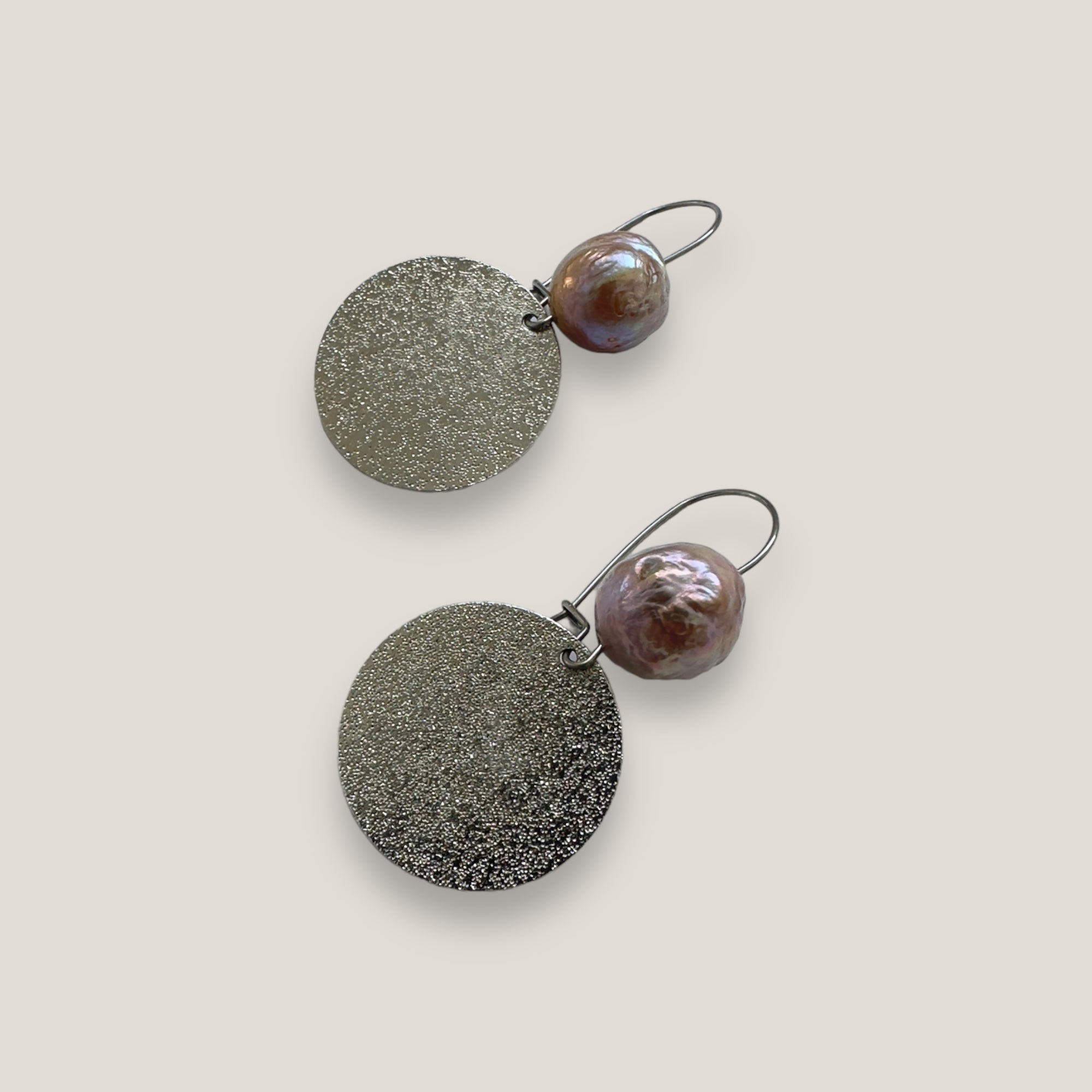 Fuerte-Perlenohrringe mit Stahlhaken und gehämmerter Silbermedaille mit Naturperle