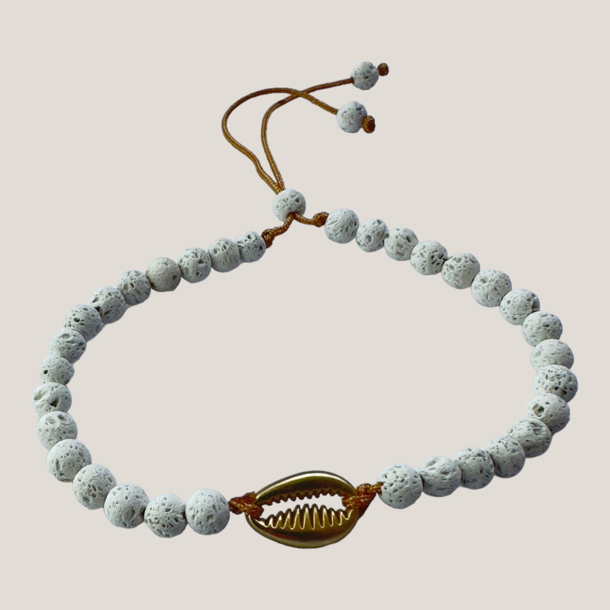 Armband mit goldener Kauri und weißem Korallenschwamm