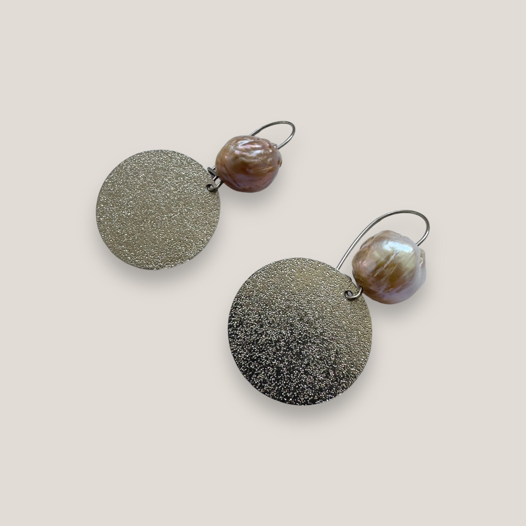 Fuerte-Perlenohrringe mit Stahlhaken und gehämmerter Silbermedaille mit Naturperle