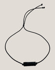 Pulsera minimal con tubo de lava negra
