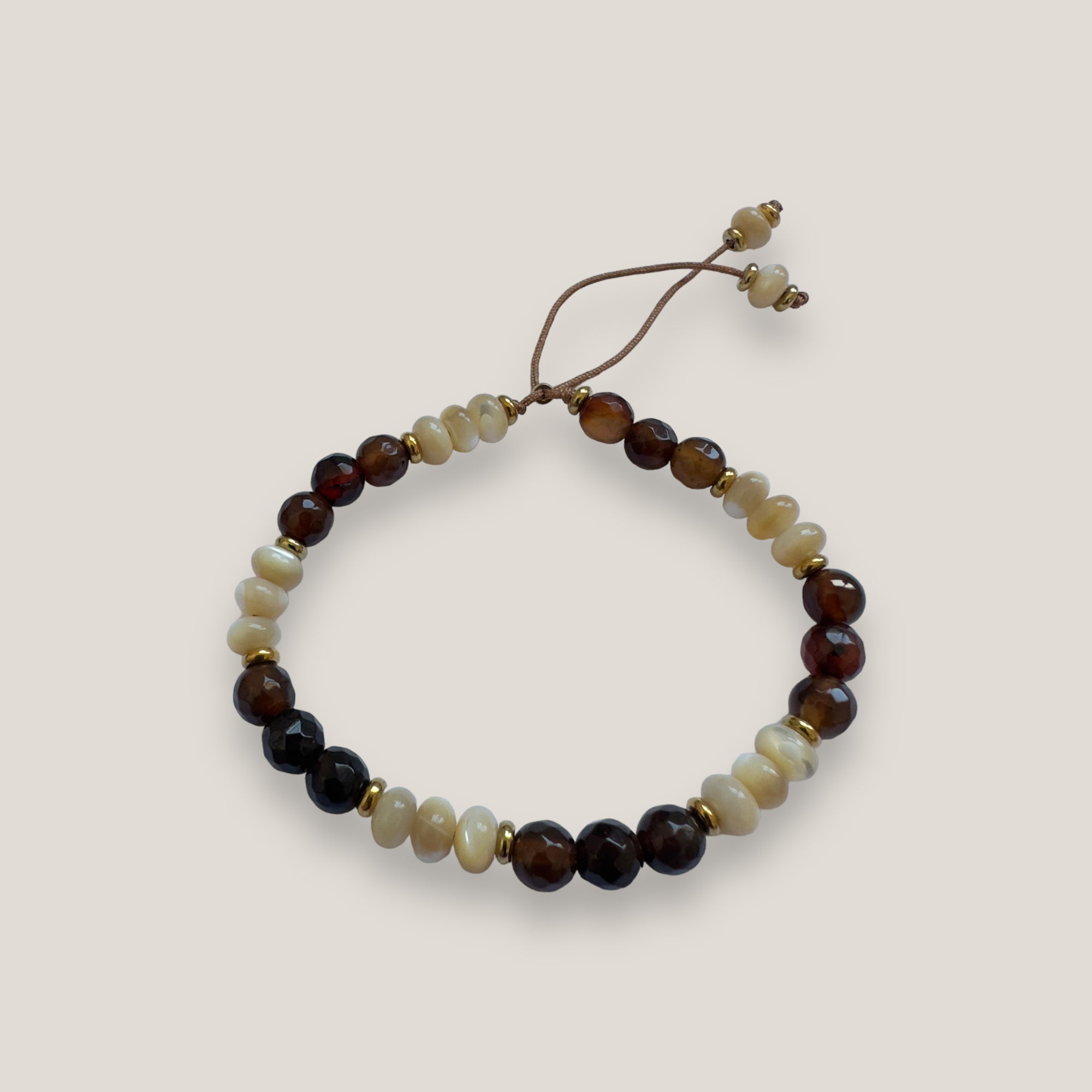 Armband mit 6 mm großen beigen Perlmuttscheiben und facettierten Onyxperlen