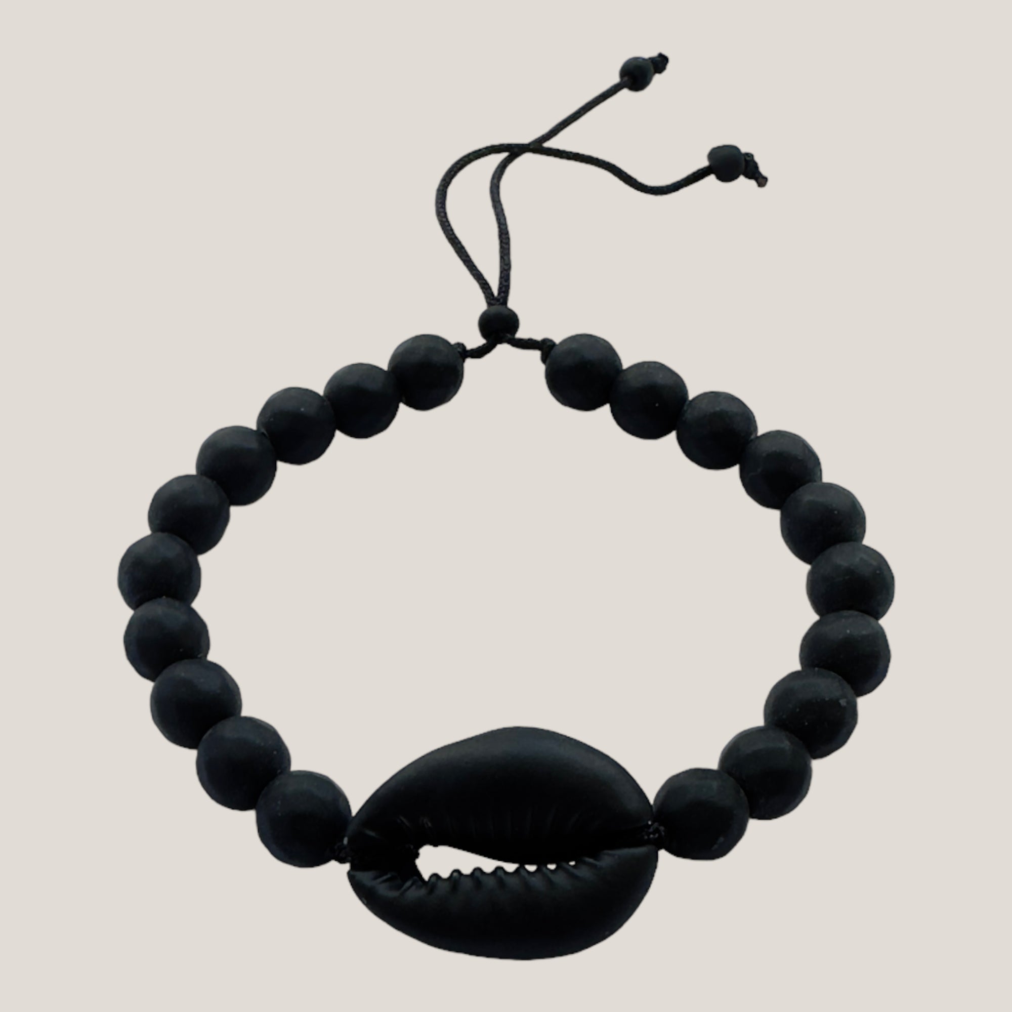 Armband mit schwarzer Kauri und facettiertem schwarzem Onyx