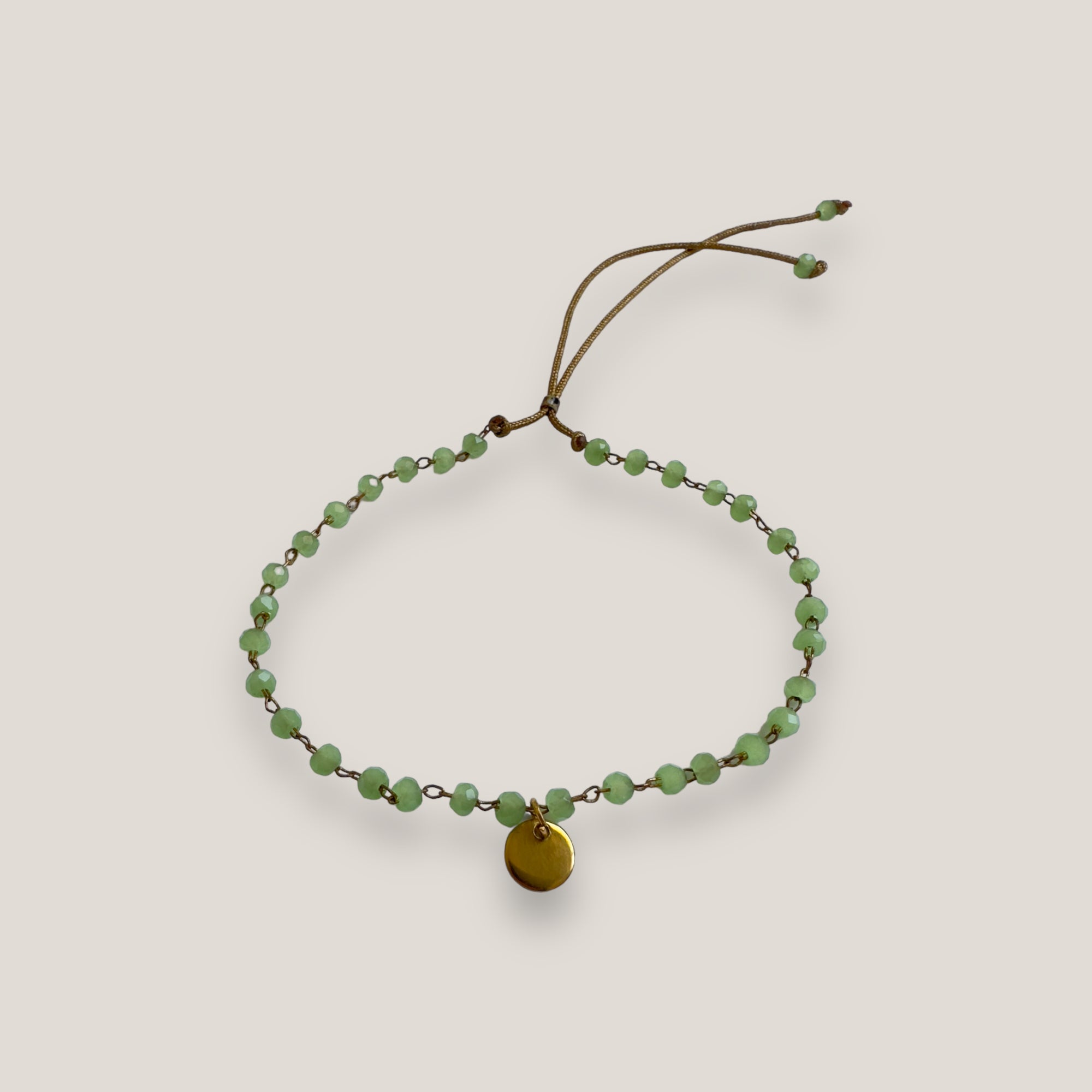 Goldene Stahlkette und Medaillonarmband mit olivingrünen Glasperlen