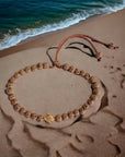 Pulsera con tortuguita dorada y lava marrón claro