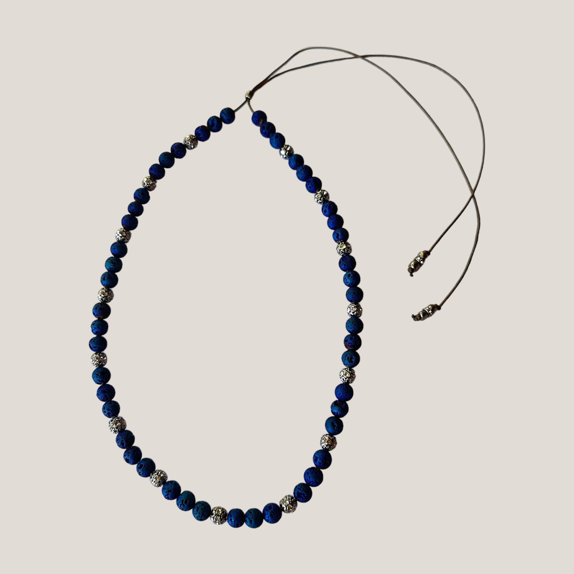 Dafne-Halskette mit Indigo-Lava und Filigran mit Kristallen
