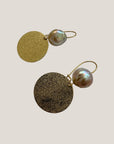 Fuerte Pearl-Ohrringe mit goldenem Stahlhaken und gehämmerter Goldmedaille mit Naturperle