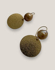Fuerte Pearl-Ohrringe mit goldenem Stahlhaken und gehämmerter Goldmedaille mit Naturperle