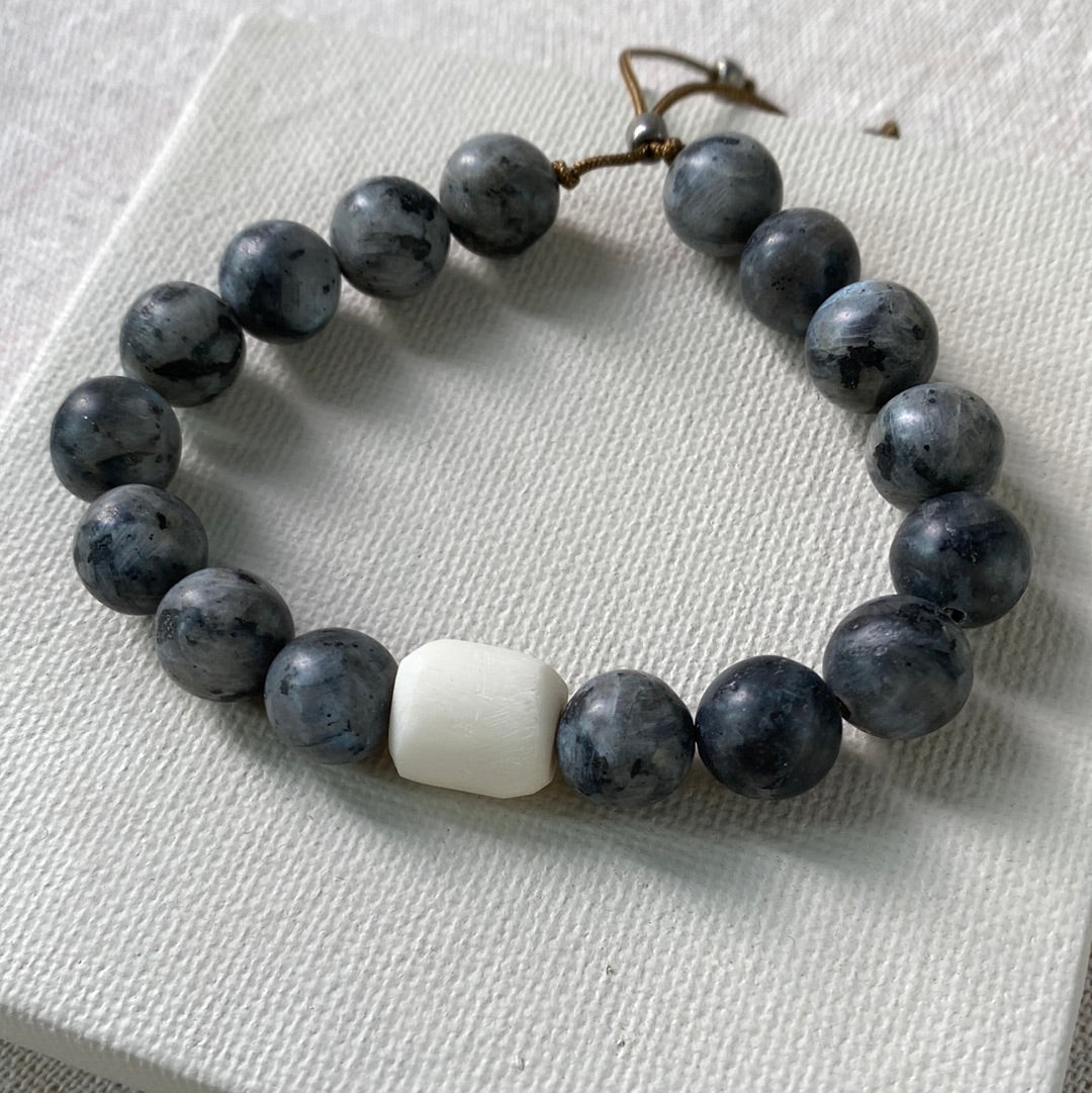 Armband mit grauem Labradorit und Knochenperlen