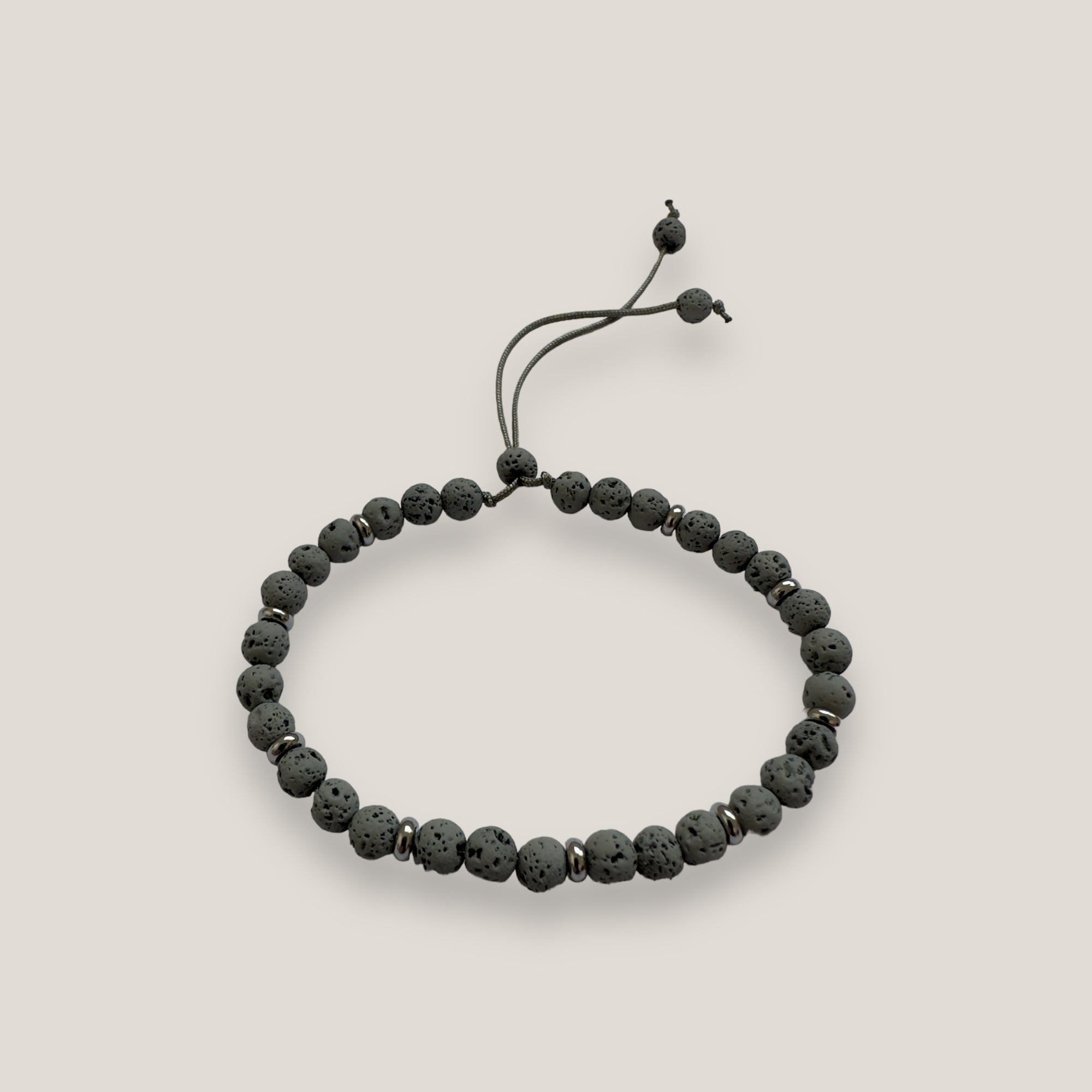 Armband mit Stahlringperlen und grauer Lava