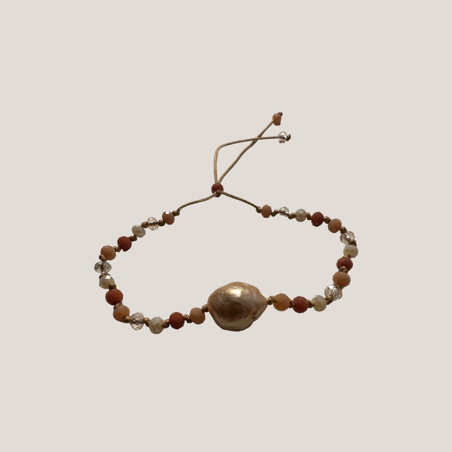 Pulsera Eloise con gran perla melocotón y cristales facetados rosas y coral anaranjado
