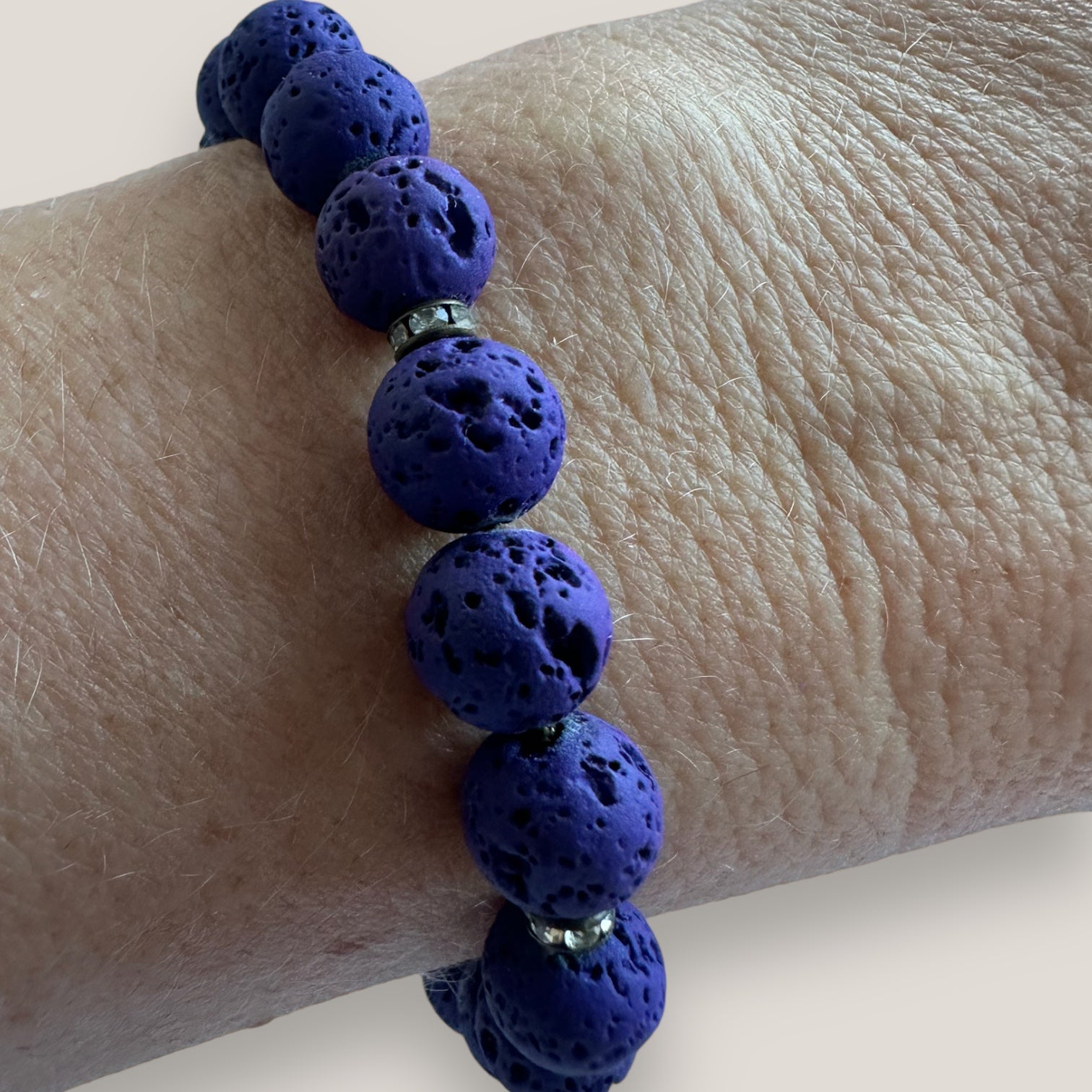 Pulsera Gran Lilith con lava azul profundo y separadores bronce con cristalitos