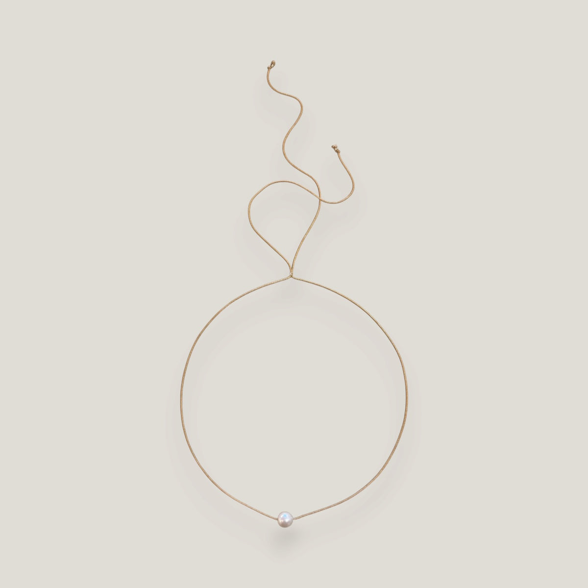 Collar minimal perla natural redondeada blanca 8mm cordón nailon dorado