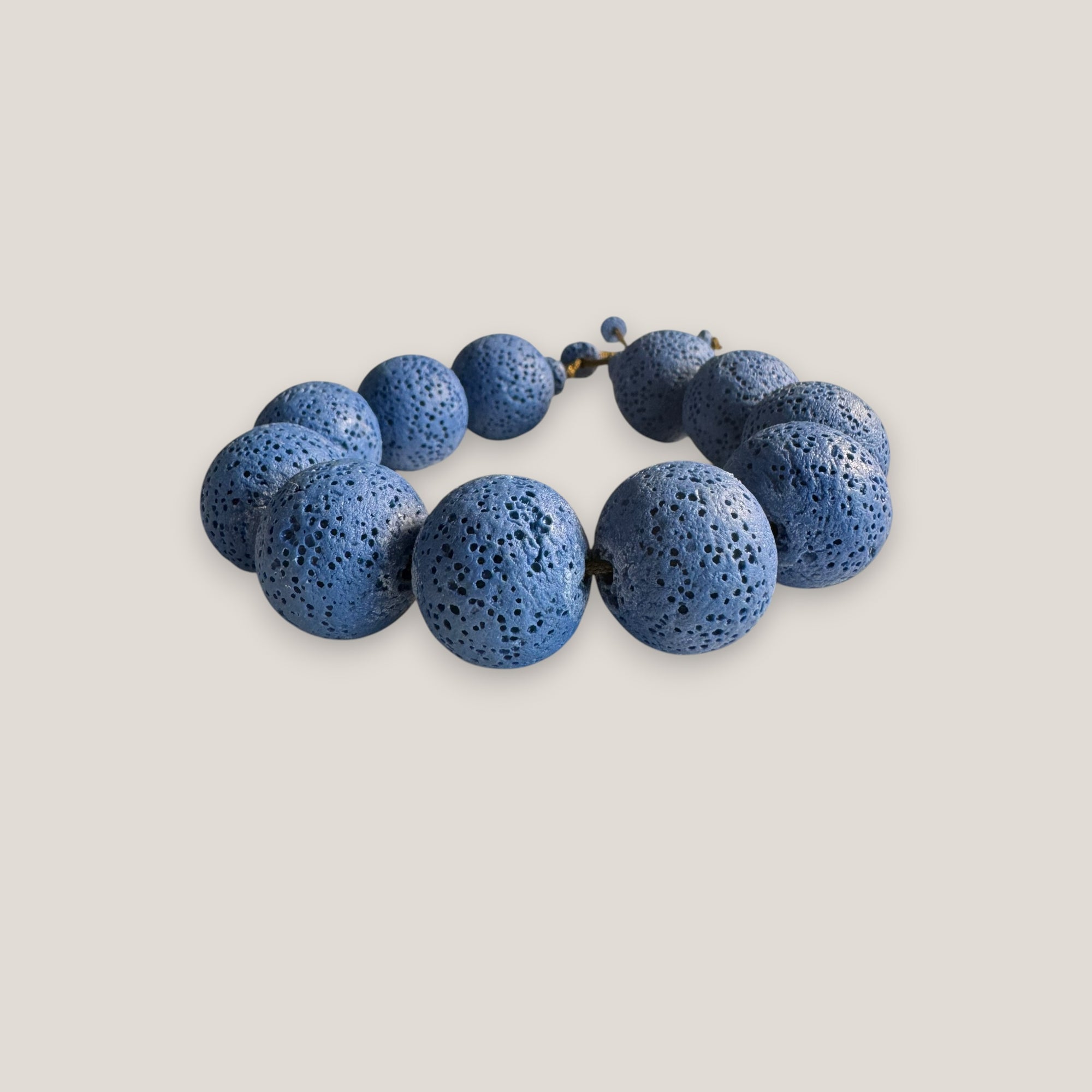 Armband mit großen marineblauen Schwammkorallenperlen
