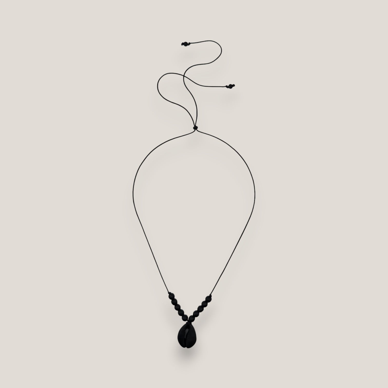 Collar midi cowrie negra mate ónix