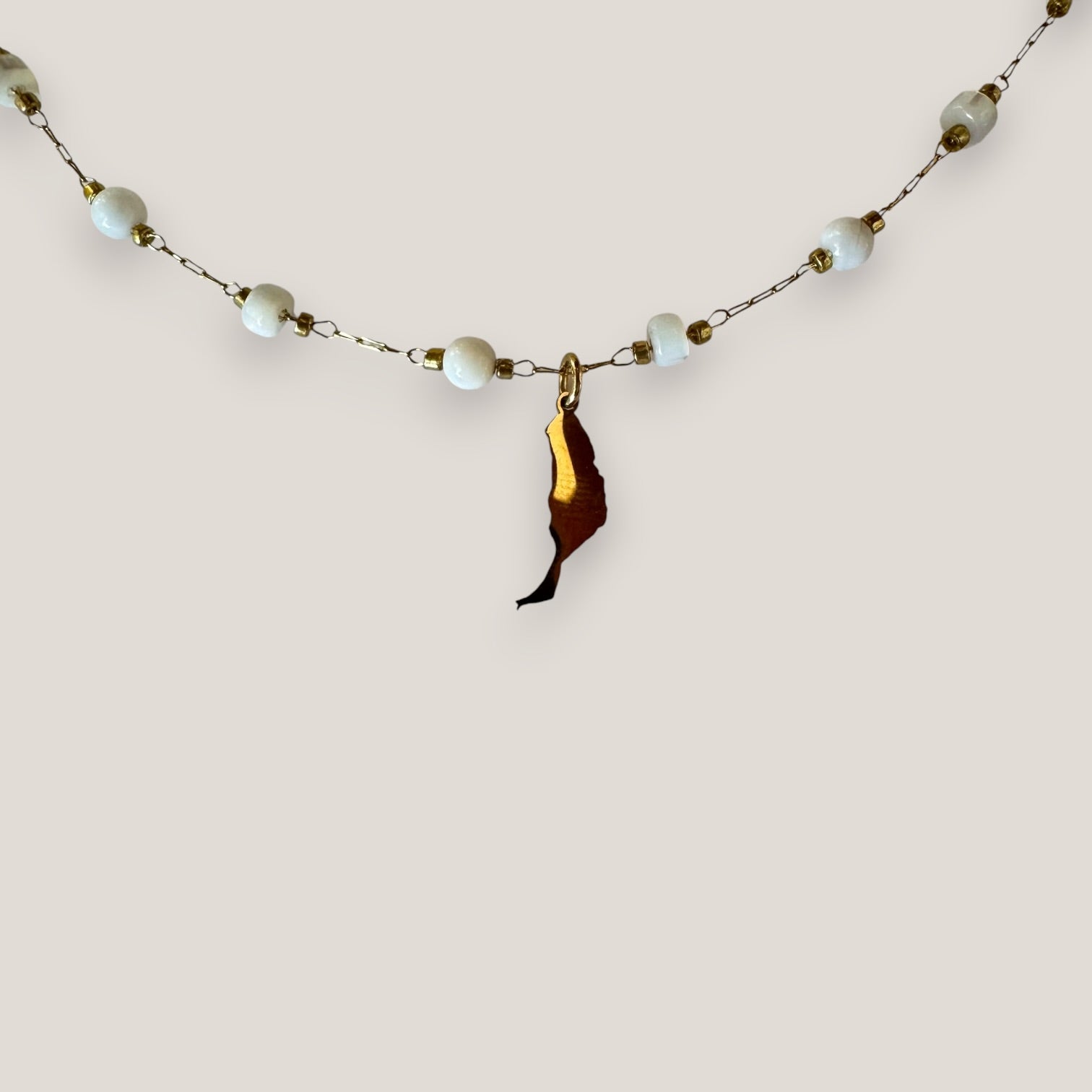 Collar isla Fuerteventura acero oro cadena bolitas cilindros nácar blanco