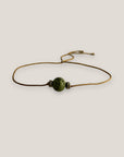 Pulsera minimal con bola de esponja coral verde caqui y separadores gunmetal con brillis de cristal blanco