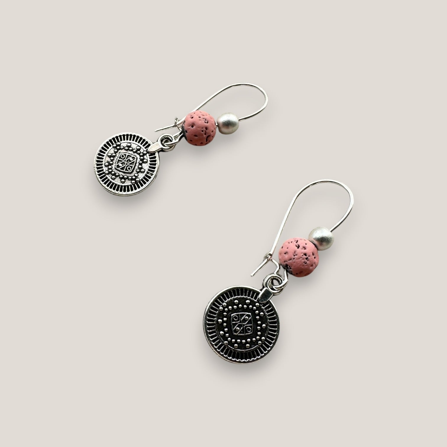 Pendientes gancho con medalla tribal pequeña de plata vieja lava rosa y hematita plata